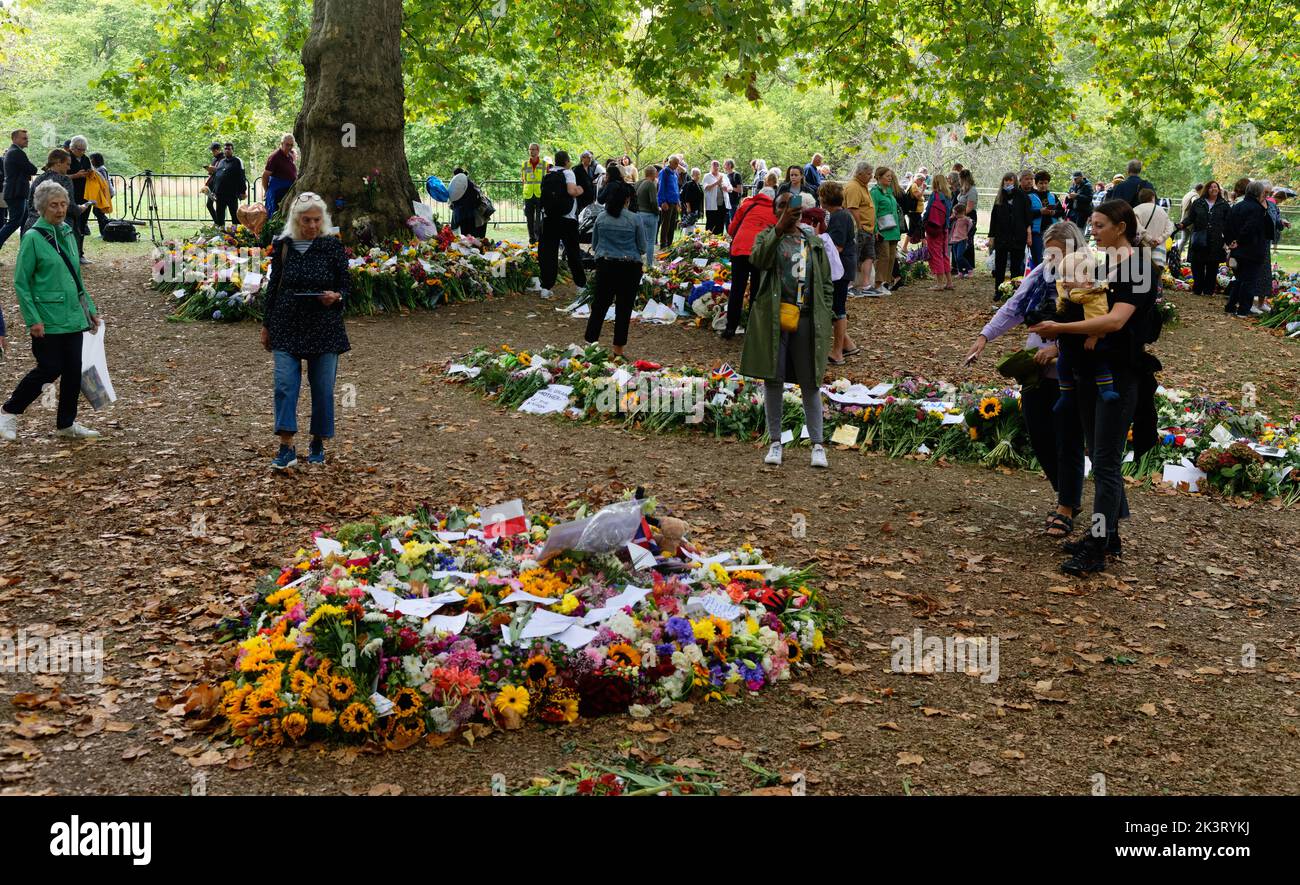 Le public britannique pleure et respecte la reine Elizabeth II dans des hommages floraux, Grene Park, par Buckingham Palace, Londres, après sa mort. Banque D'Images