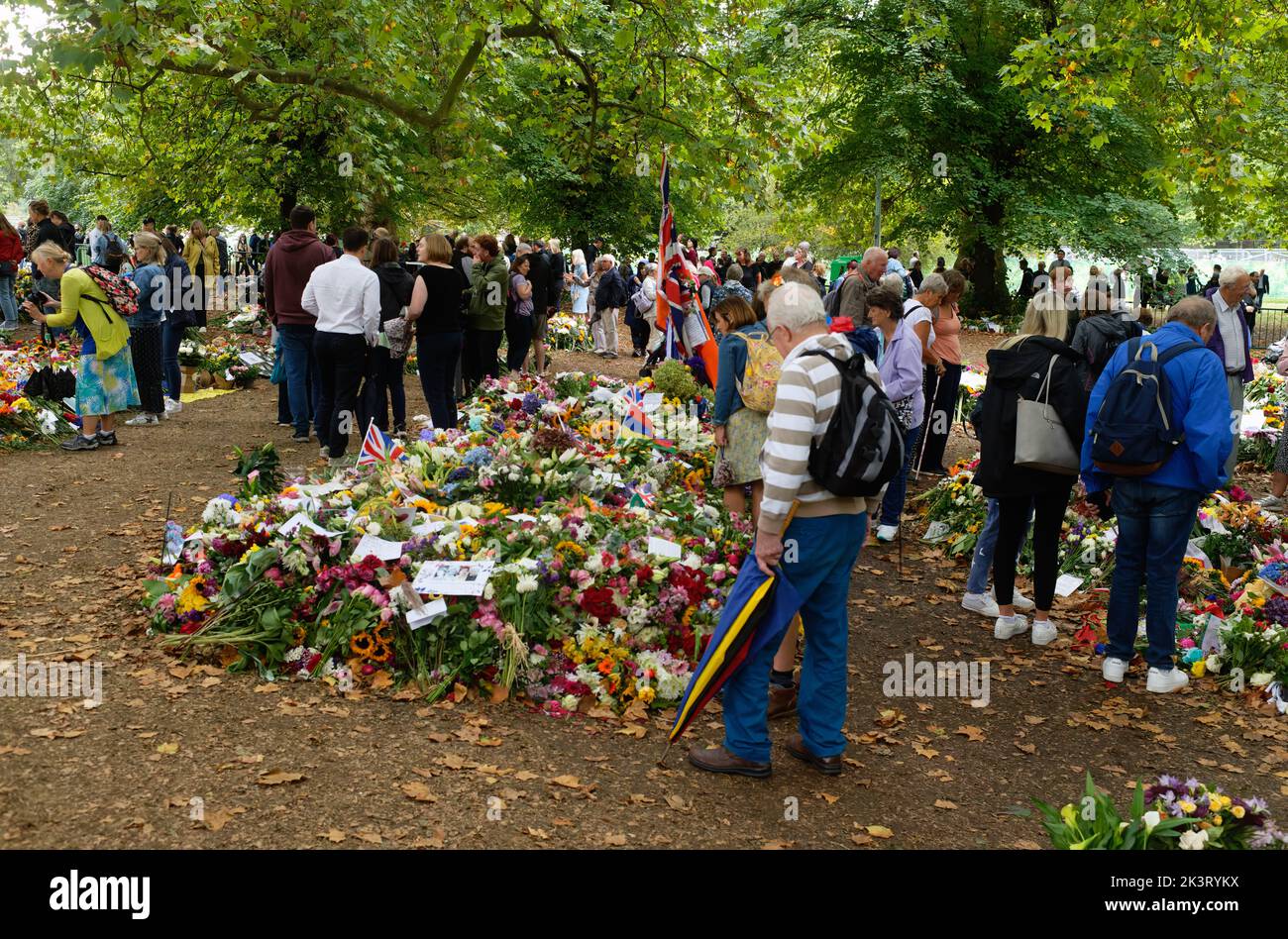 Le public britannique pleure et respecte la reine Elizabeth II dans des hommages floraux, Grene Park, par Buckingham Palace, Londres, après sa mort. Banque D'Images