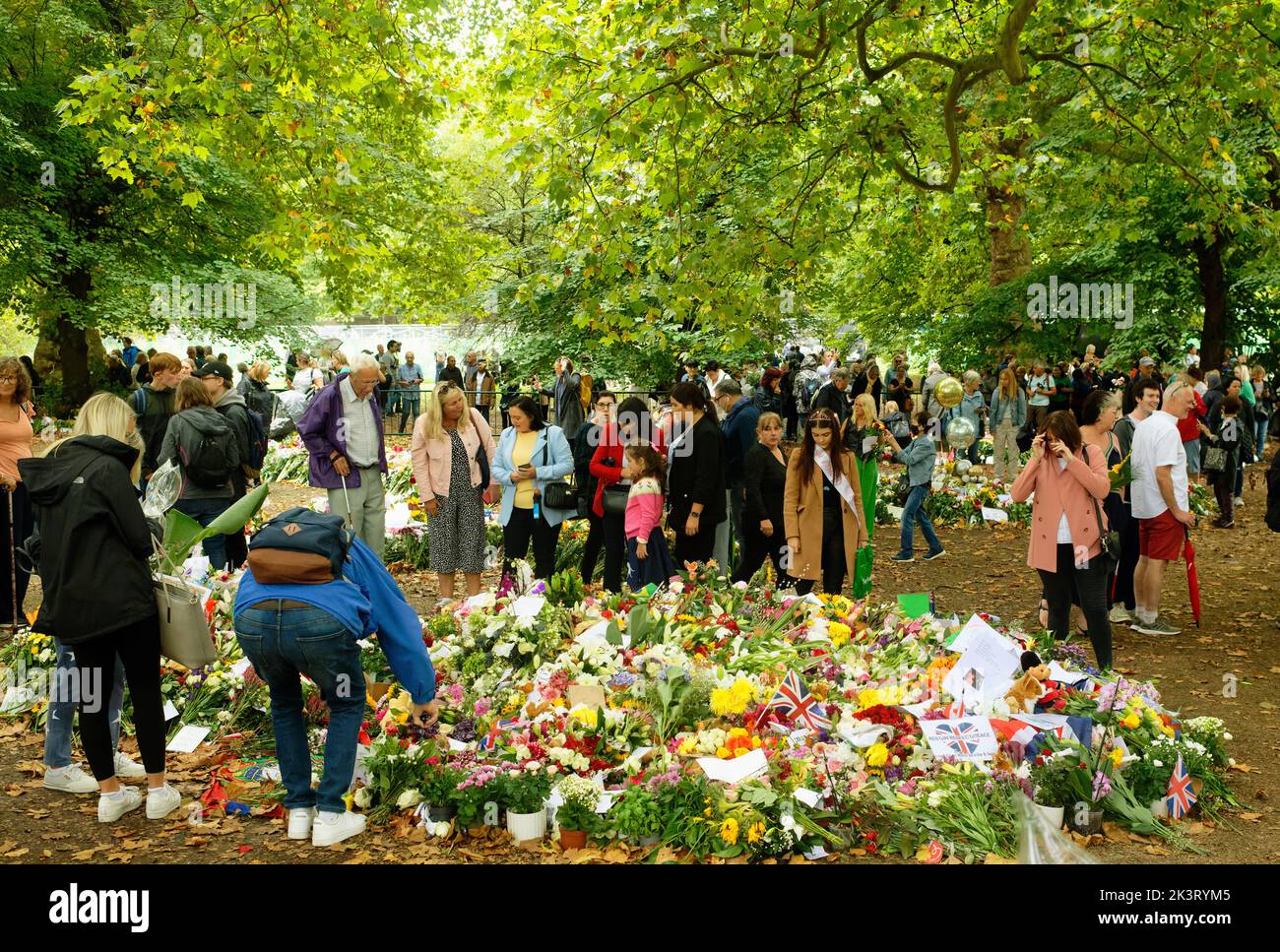 Le public britannique pleure et respecte la reine Elizabeth II dans des hommages floraux, Grene Park, par Buckingham Palace, Londres, après sa mort. Banque D'Images