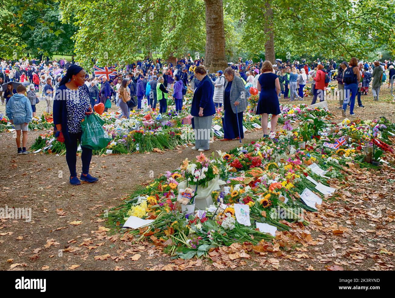 Le public britannique pleure et respecte la reine Elizabeth II dans des hommages floraux, Grene Park, par Buckingham Palace, Londres, après sa mort. Banque D'Images