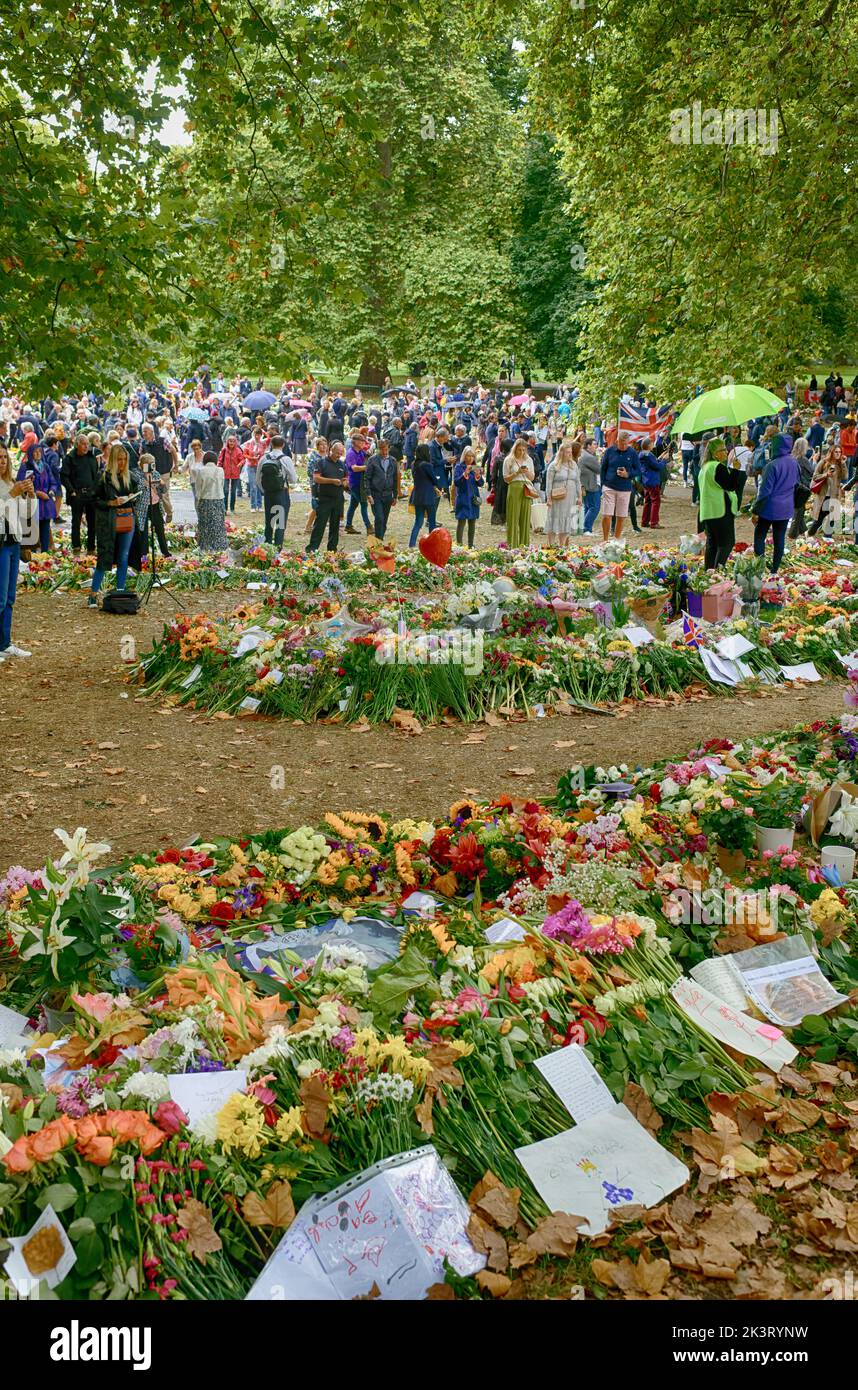 Le public britannique pleure et respecte la reine Elizabeth II dans des hommages floraux, Grene Park, par Buckingham Palace, Londres, après sa mort. Banque D'Images