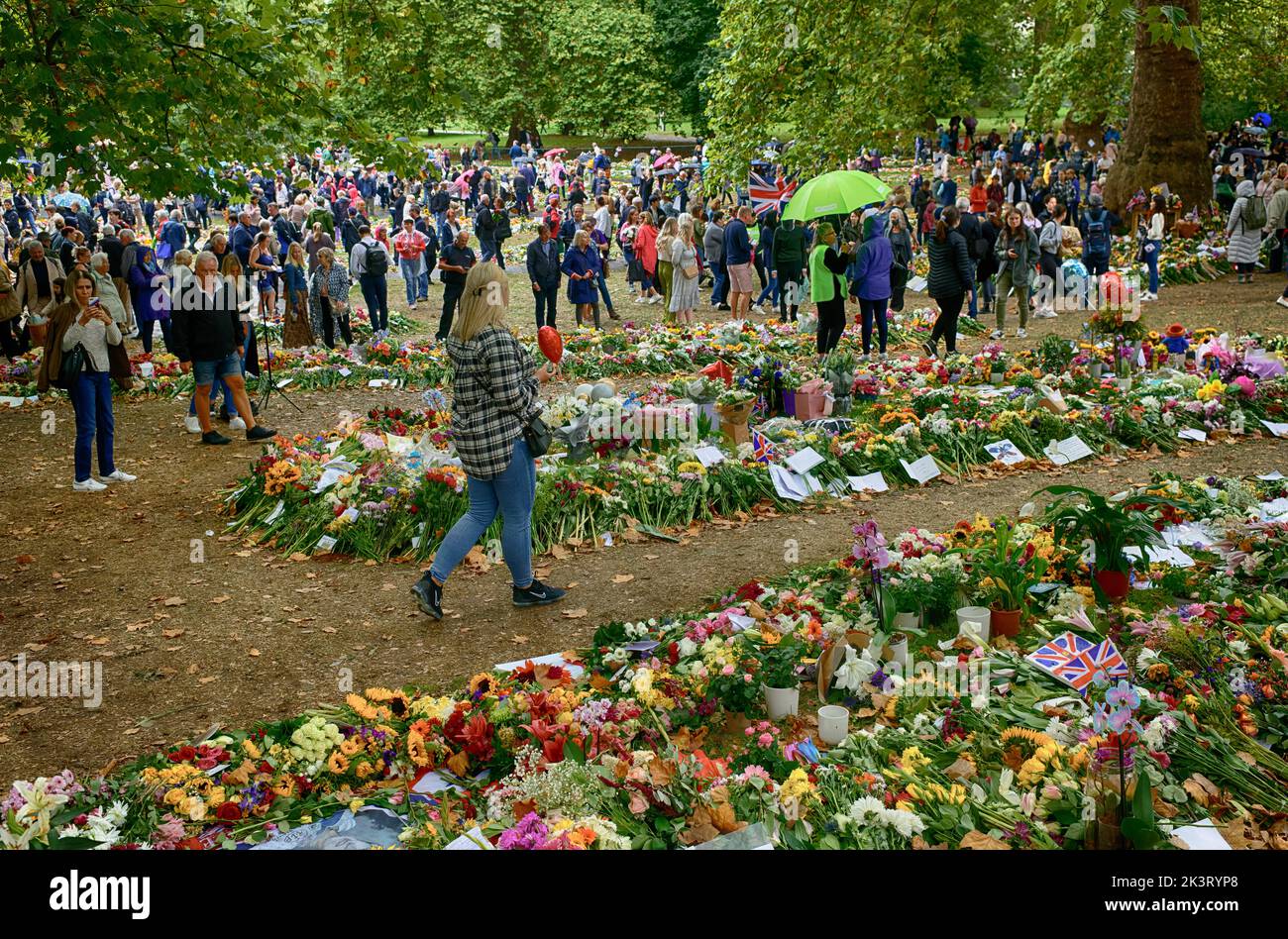 Le public britannique pleure et respecte la reine Elizabeth II dans des hommages floraux, Grene Park, par Buckingham Palace, Londres, après sa mort. Banque D'Images