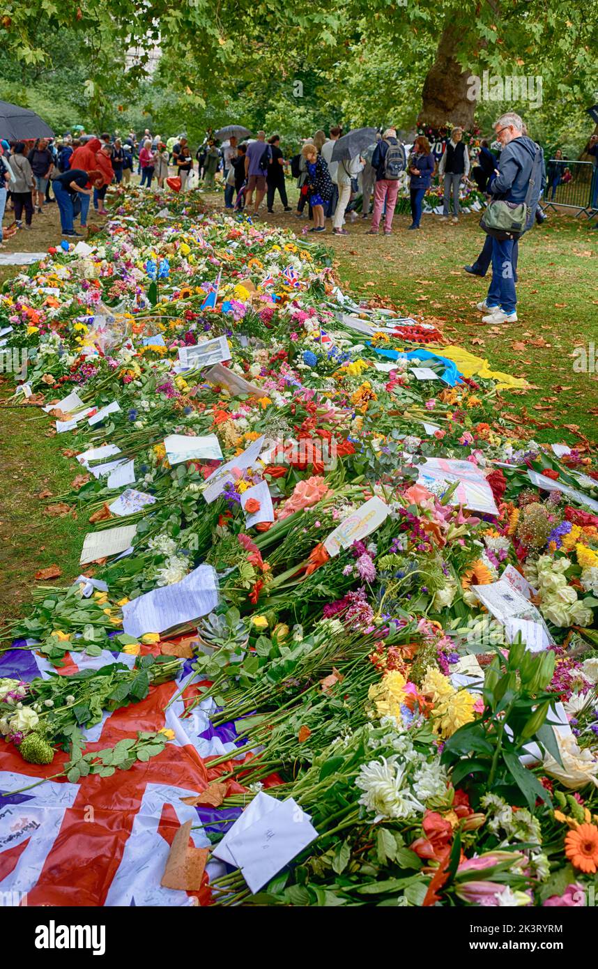 Le public britannique pleure et respecte la reine Elizabeth II dans des hommages floraux, Grene Park, par Buckingham Palace, Londres, après sa mort. Banque D'Images