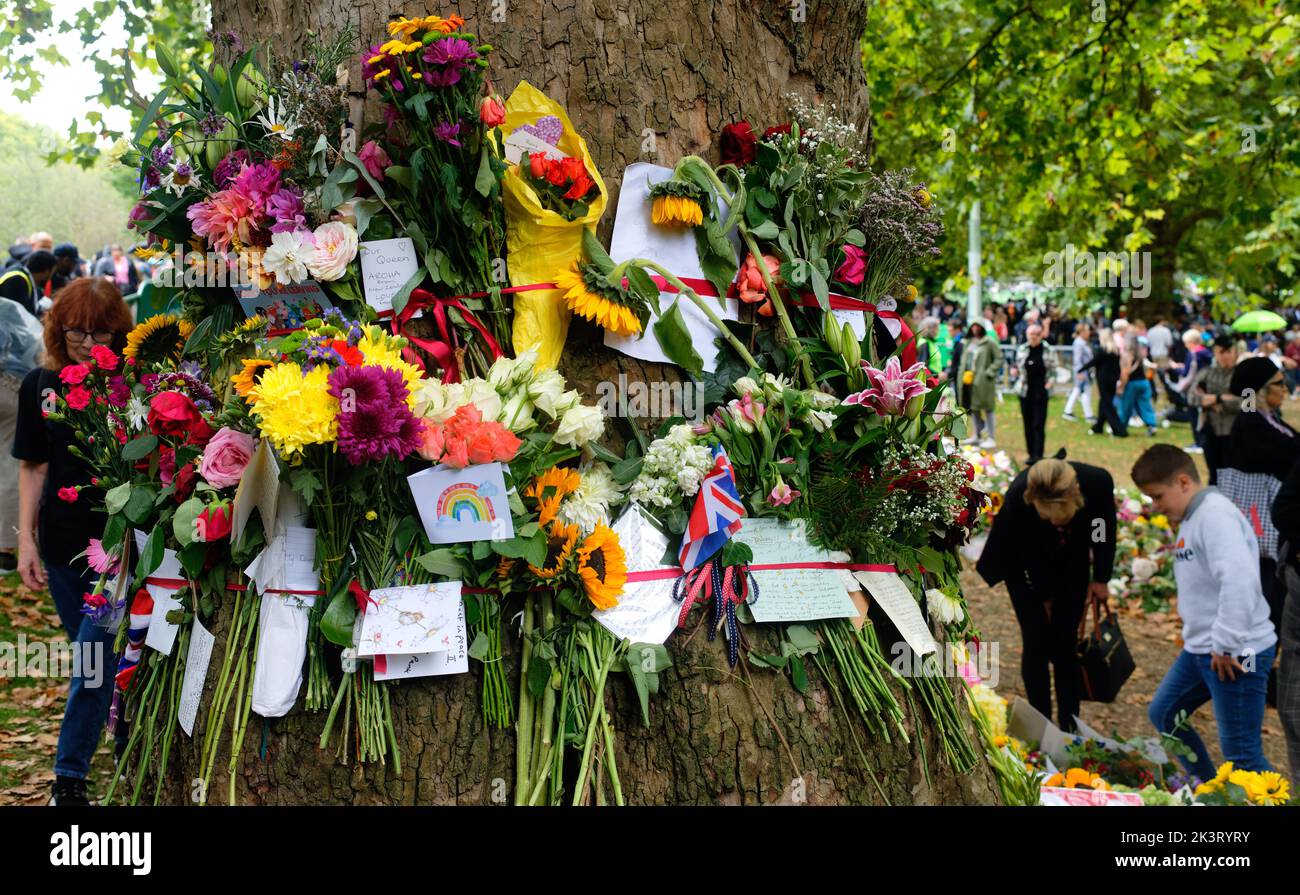 Le public britannique pleure et respecte la reine Elizabeth II dans des hommages floraux, Grene Park, par Buckingham Palace, Londres, après sa mort. Banque D'Images