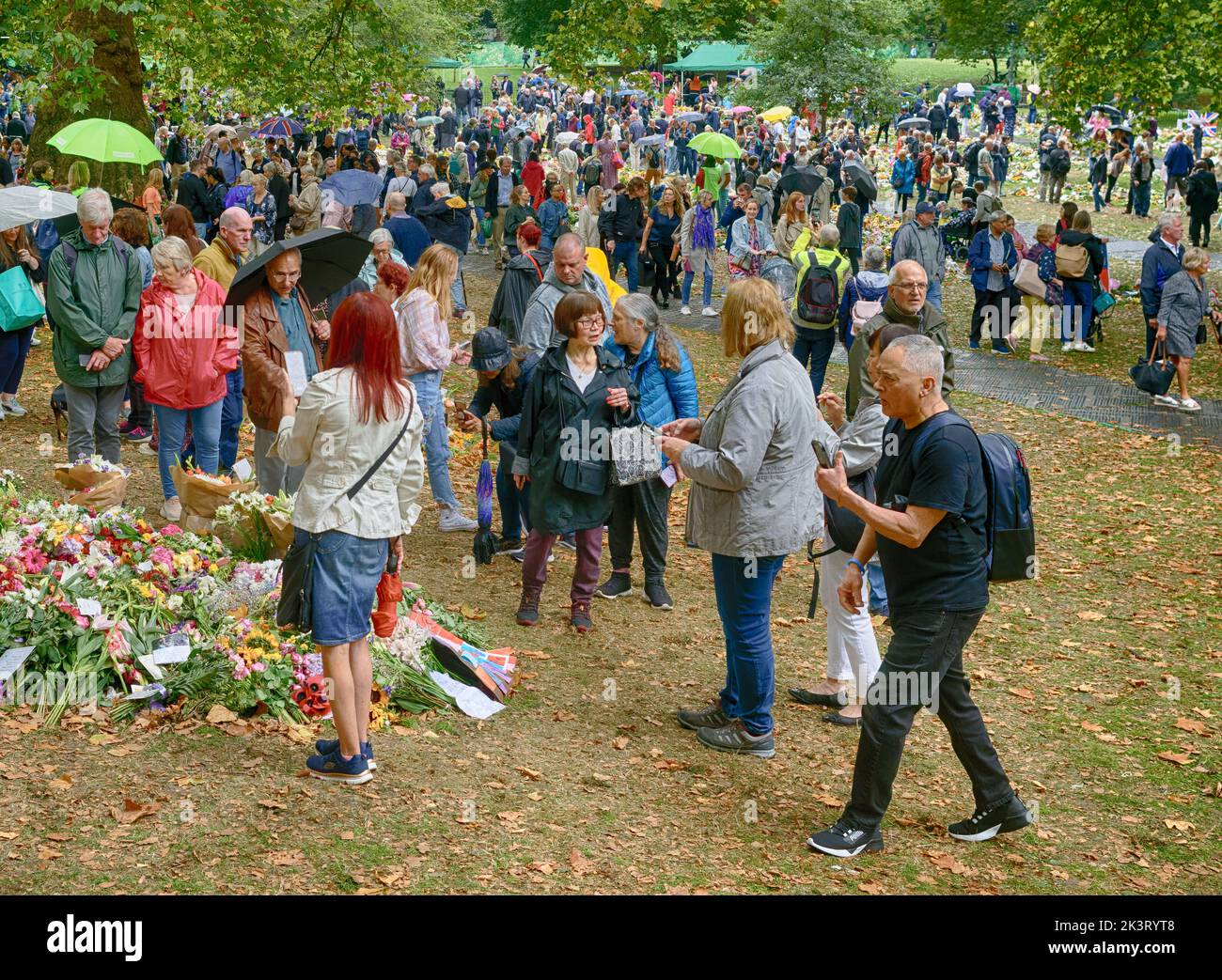 Le public britannique pleure et respecte la reine Elizabeth II dans des hommages floraux, Grene Park, par Buckingham Palace, Londres, après sa mort. Banque D'Images