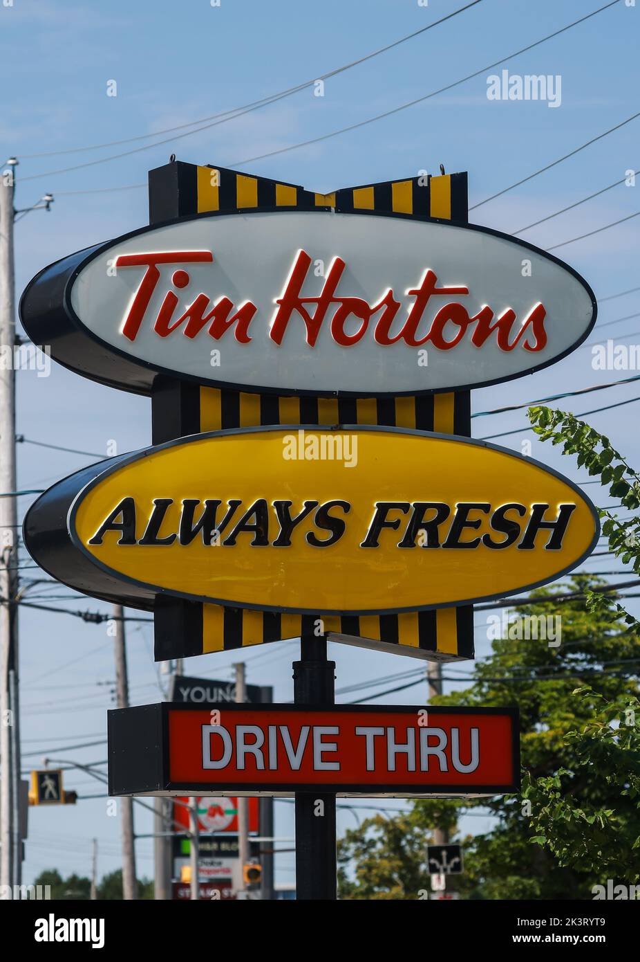 Panneau Tim Hortons et drive à l'avant du restaurant. La chaîne de restauration rapide du Canada surnommée Tim's . Halifax, Nouvelle-Écosse, Canada - SEP 2022 Banque D'Images