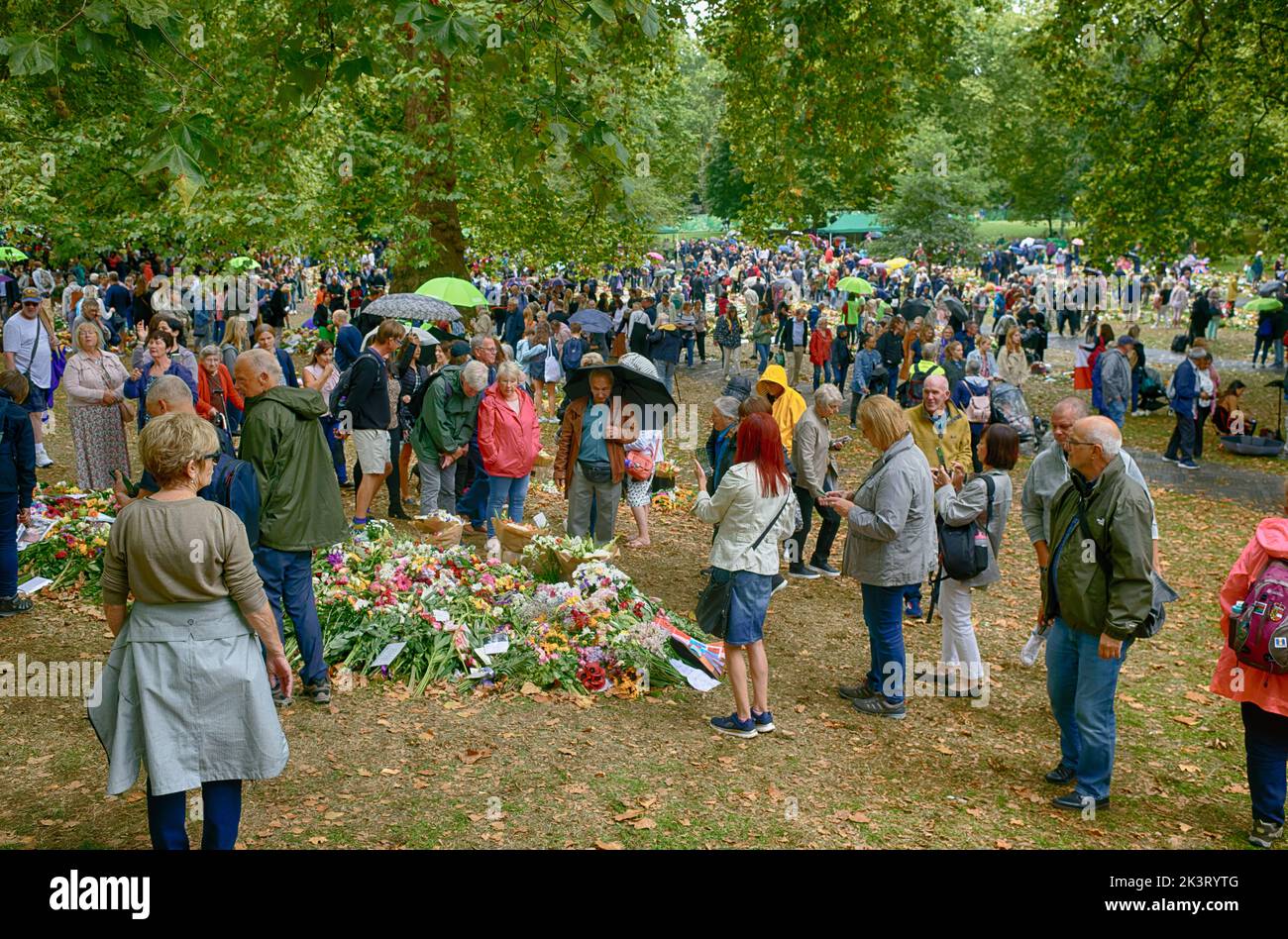 Le public britannique pleure et respecte la reine Elizabeth II dans des hommages floraux, Grene Park, par Buckingham Palace, Londres, après sa mort. Banque D'Images