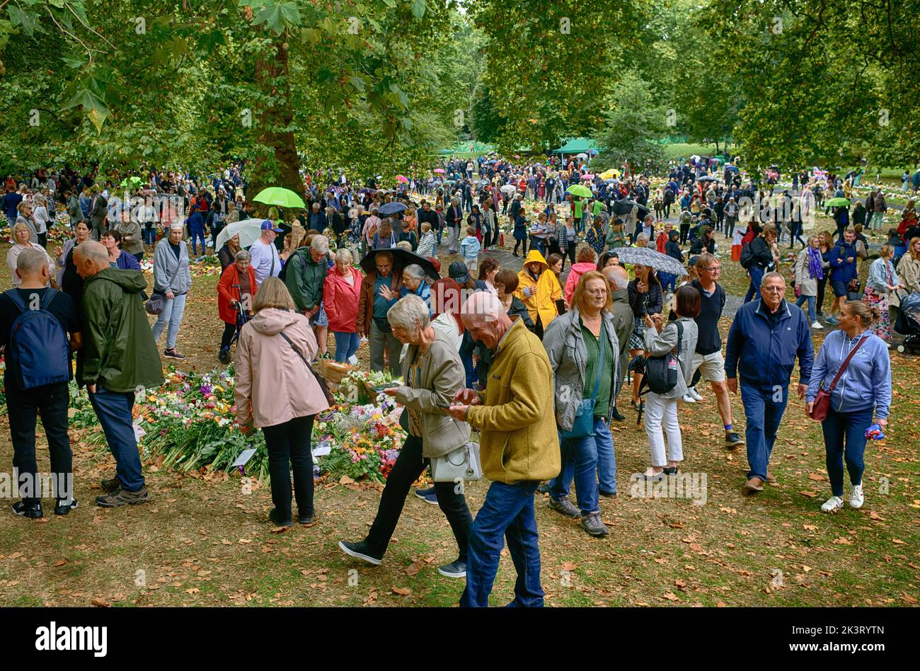 Le public britannique pleure et respecte la reine Elizabeth II dans des hommages floraux, Grene Park, par Buckingham Palace, Londres, après sa mort. Banque D'Images