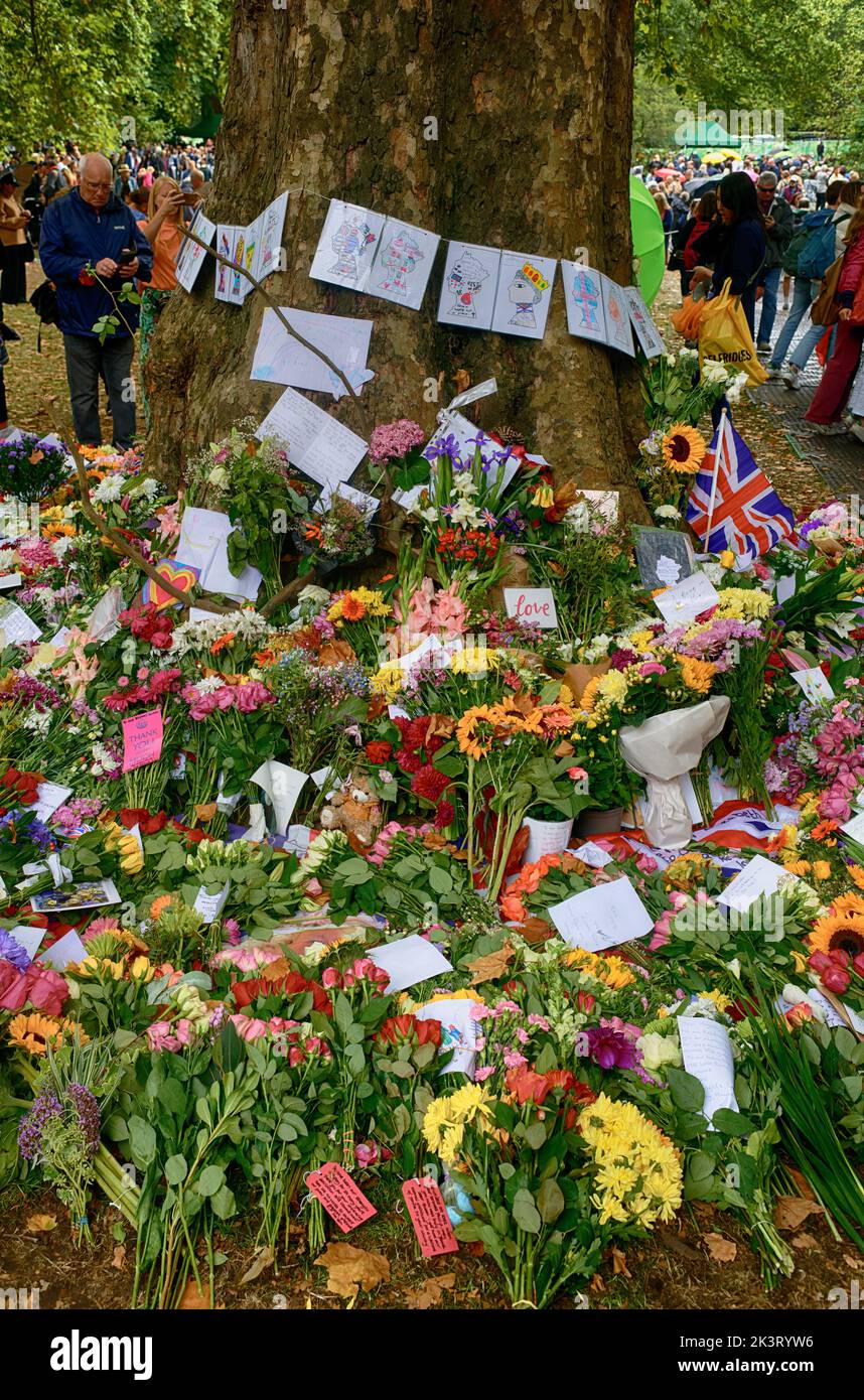 Le public britannique pleure et respecte la reine Elizabeth II dans des hommages floraux, Grene Park, par Buckingham Palace, Londres, après sa mort. Banque D'Images