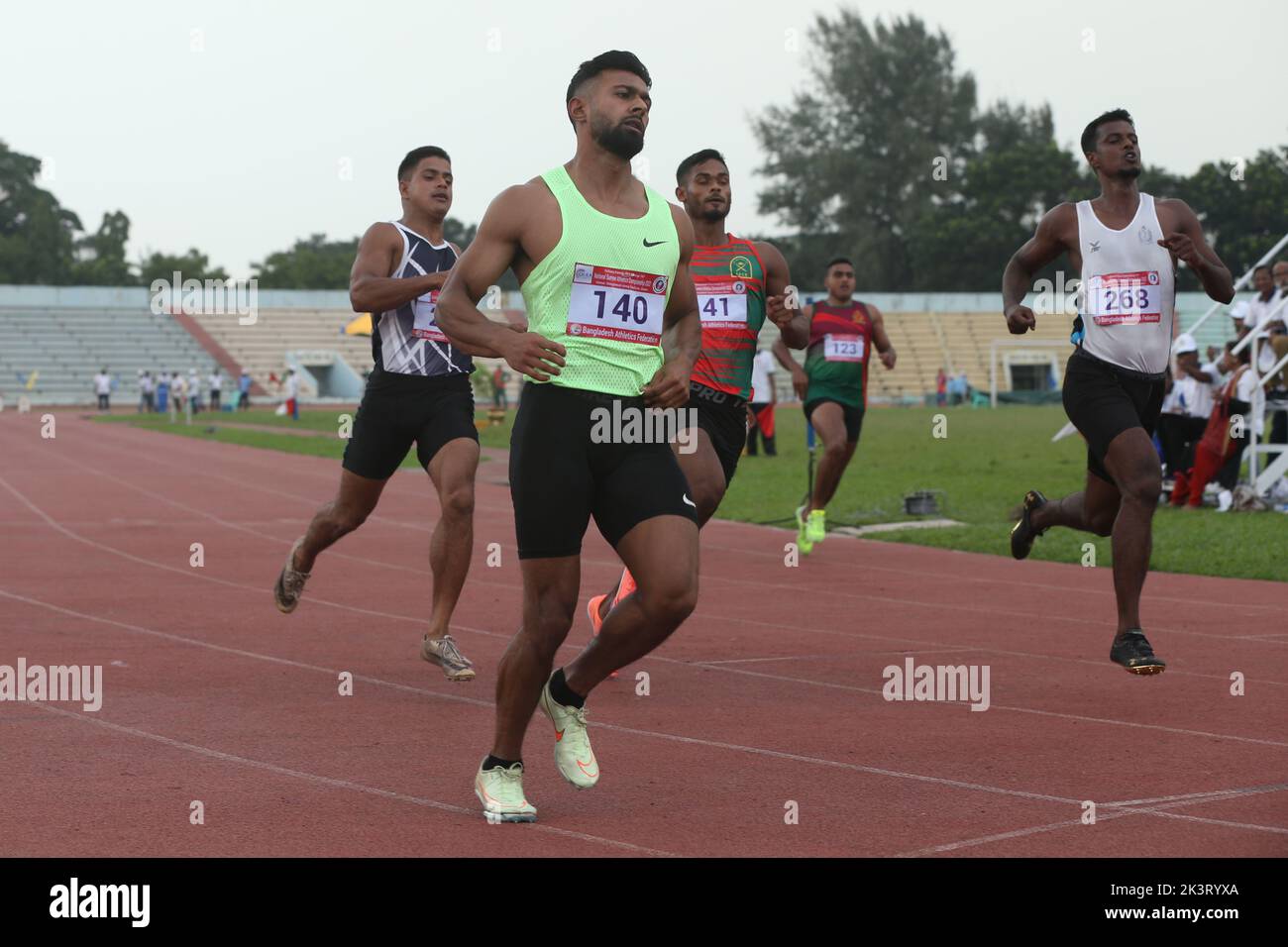 L’Imranur Rahman de l’armée du Bangladesh (2nd de gauche) garde les drapeaux de ses équipes après ses victoires aux épreuves de sprint de 100m le premier jour de la Sulta Banque D'Images