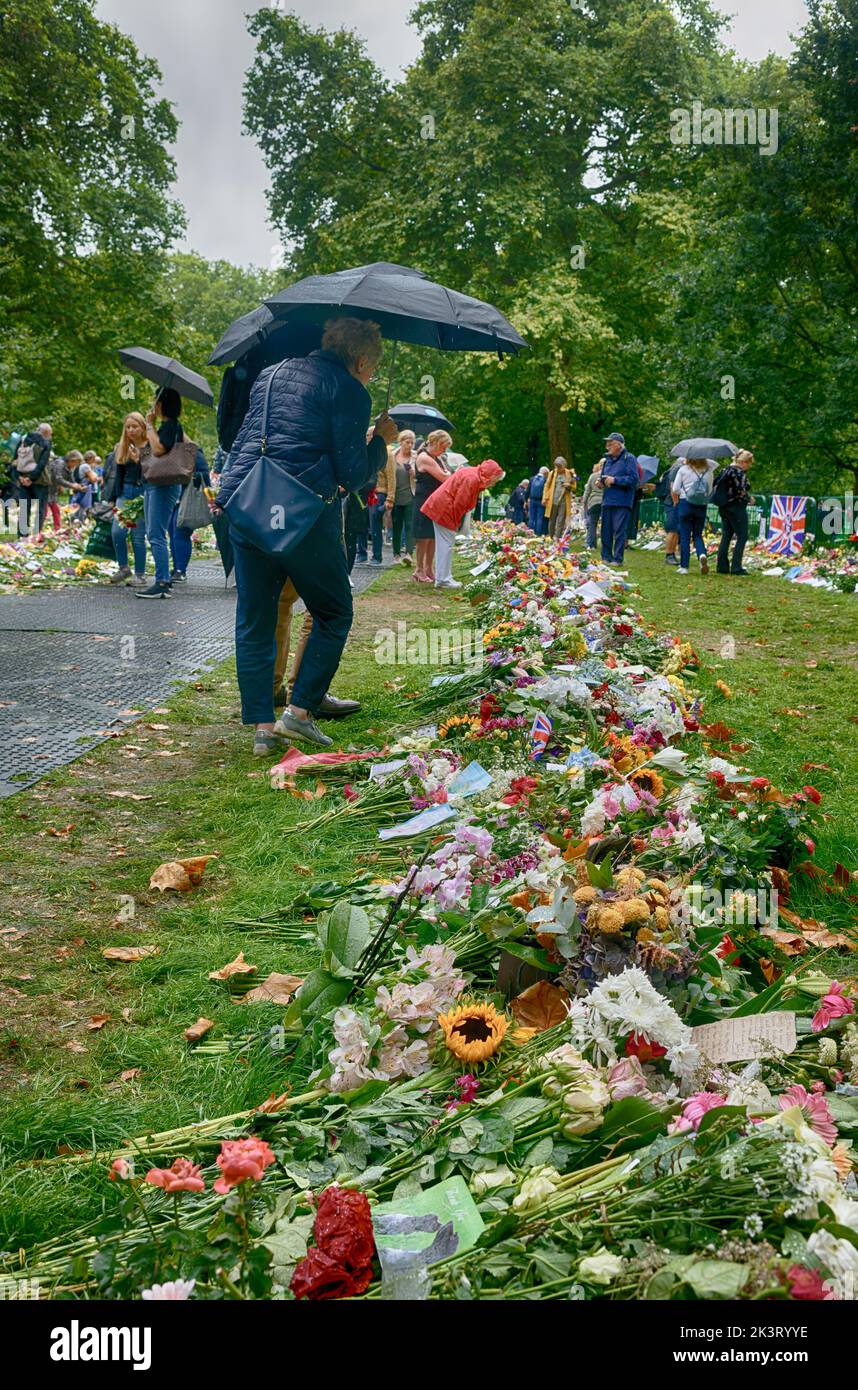 Le public britannique pleure et respecte la reine Elizabeth II dans des hommages floraux, Grene Park, par Buckingham Palace, Londres, après sa mort. Banque D'Images