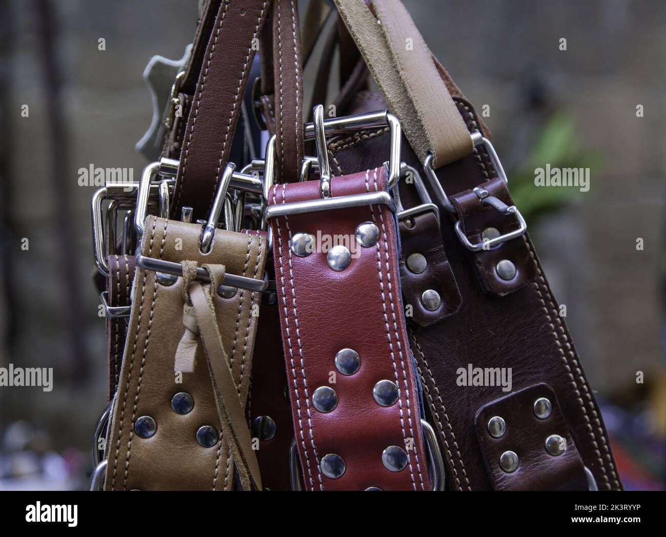 Détail des ceintures en cuir de couleur, de l'artisanat et de la tradition Banque D'Images