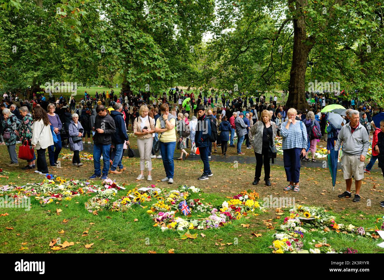 Le public britannique pleure et respecte la reine Elizabeth II dans des hommages floraux, Grene Park, par Buckingham Palace, Londres, après sa mort. Banque D'Images