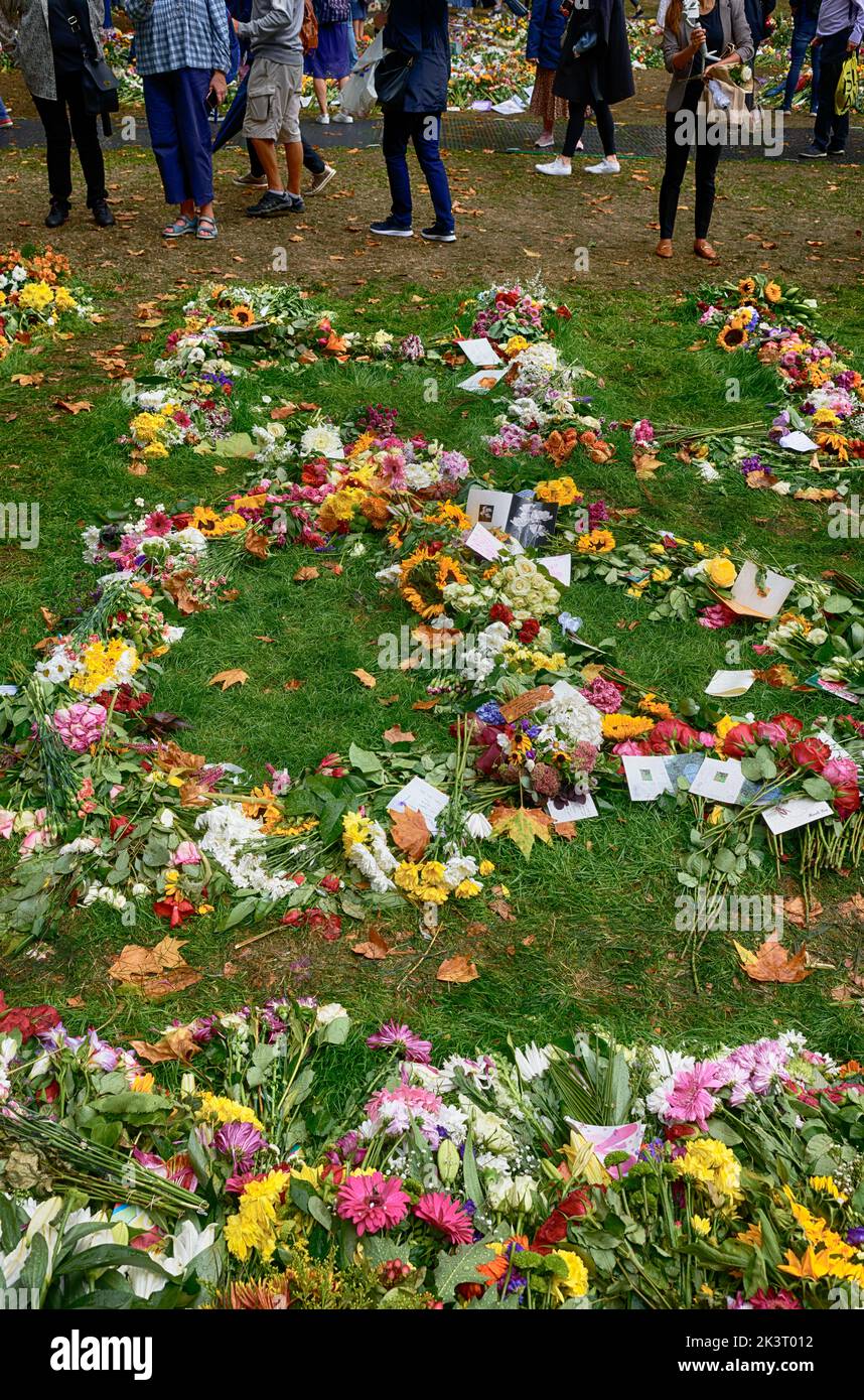 Le public britannique pleure et respecte la reine Elizabeth II dans des hommages floraux, Grene Park, par Buckingham Palace, Londres, après sa mort. Banque D'Images
