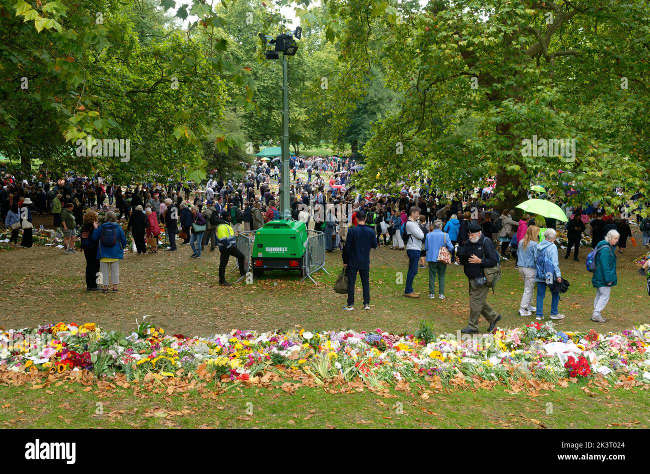 Le public britannique pleure et respecte la reine Elizabeth II dans des hommages floraux, Grene Park, par Buckingham Palace, Londres, après sa mort. Banque D'Images