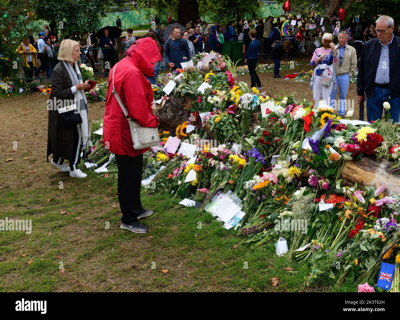 Le public britannique pleure et respecte la reine Elizabeth II dans des hommages floraux, Grene Park, par Buckingham Palace, Londres, après sa mort. Banque D'Images
