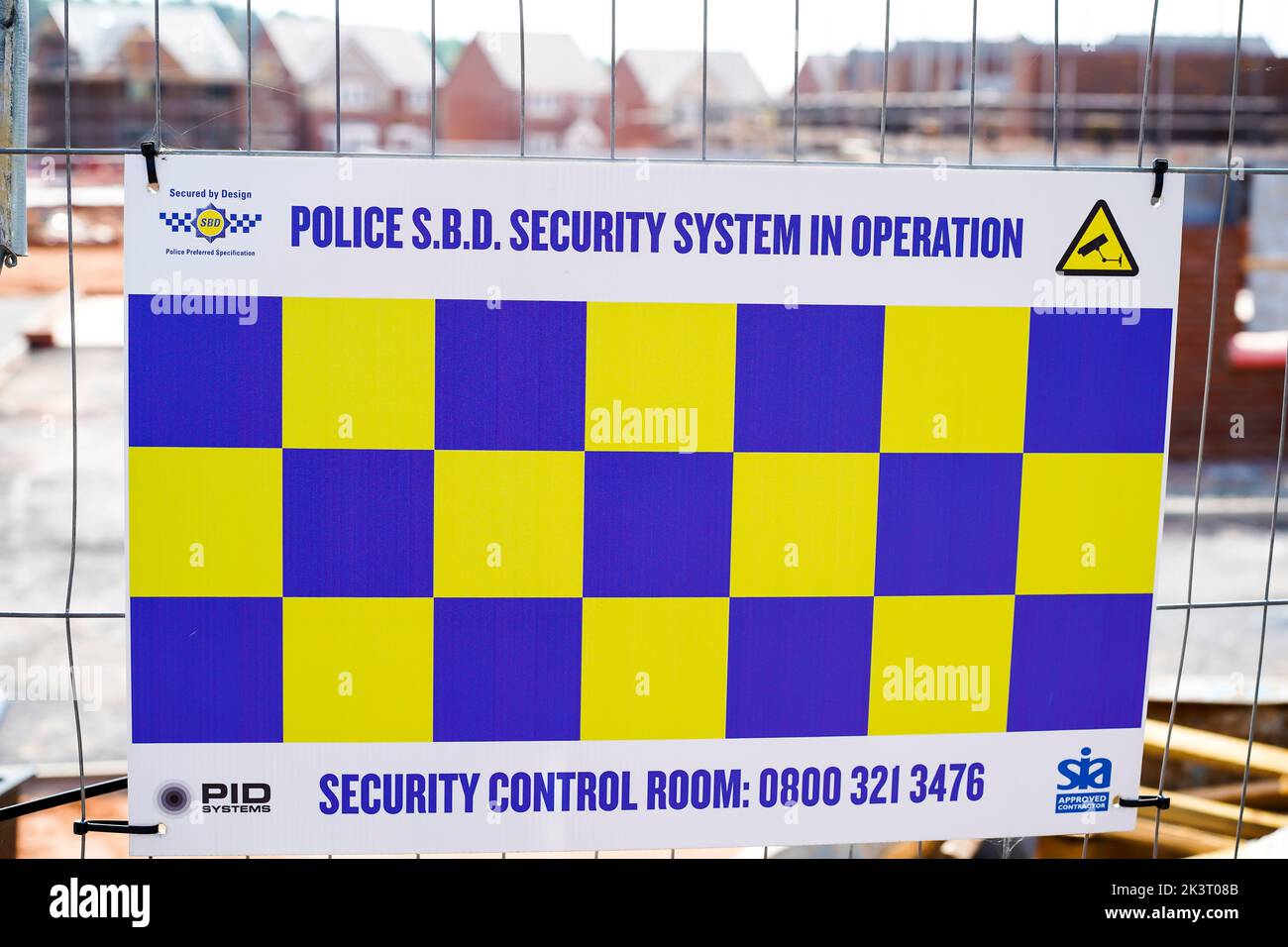 Système de détection d'intrus périmétrique sur une clôture à l'extérieur d'un bâtiment britannique. Banque D'Images