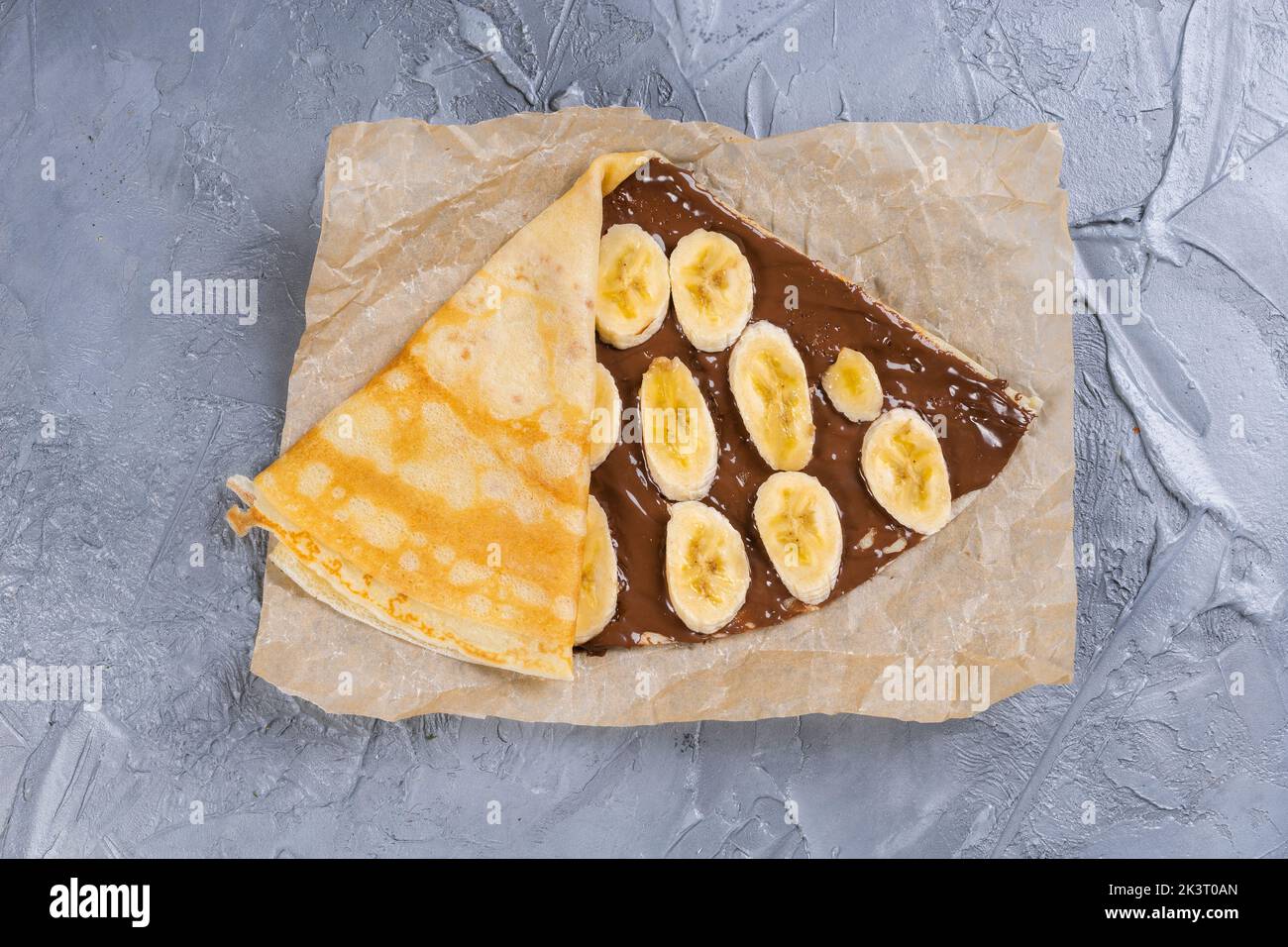 Crêpes farcies au chocolat et à la banane. Crêpes fines. Dessert sucré. Cuisine française vue de dessus Banque D'Images