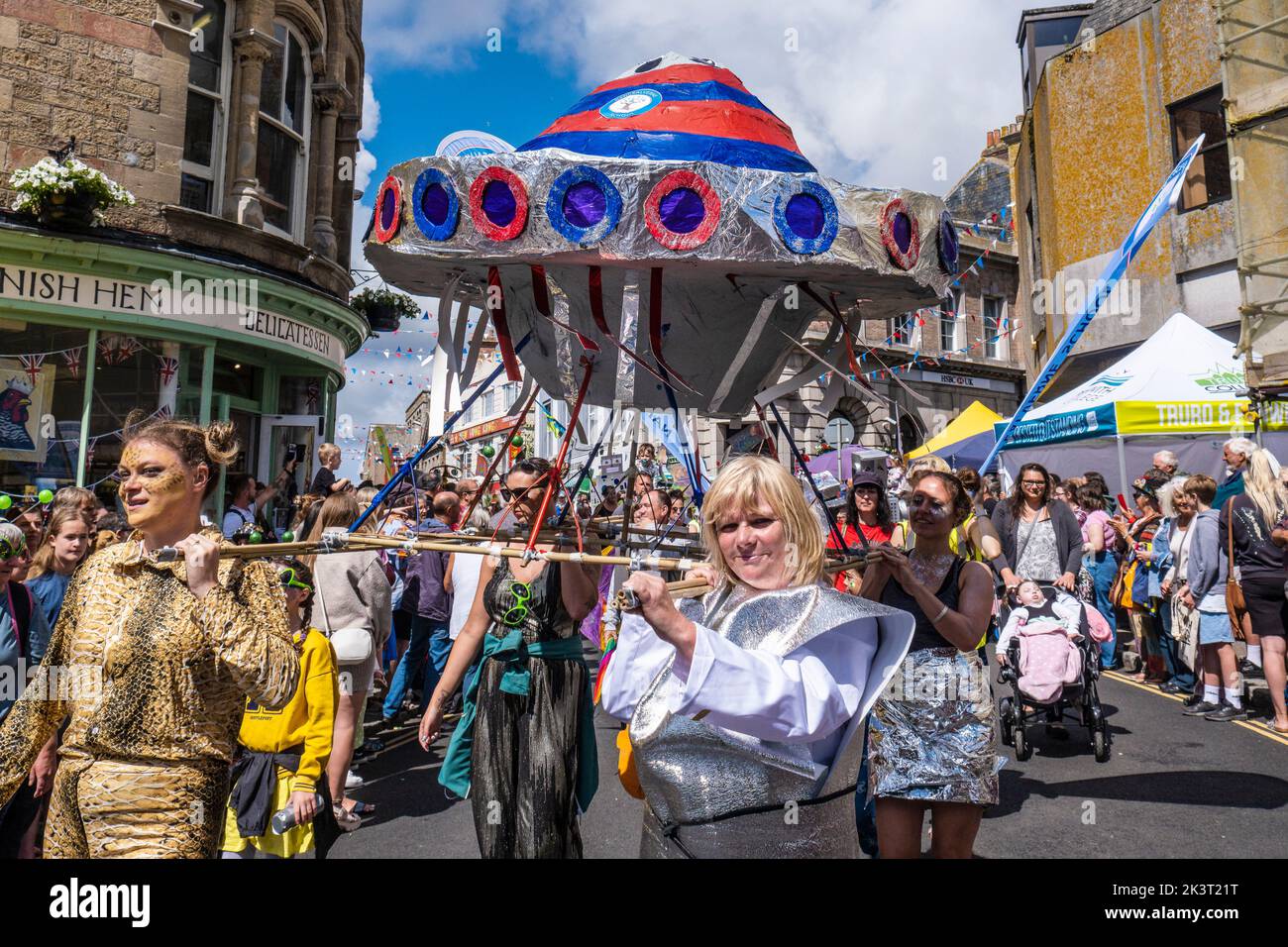 Un grand flotteur d'une soucoupe volante a été transporté pendant une procession le jour de Mazey dans le festival du Golowan à Penzance, en Cornouailles, au Royaume-Uni. Banque D'Images