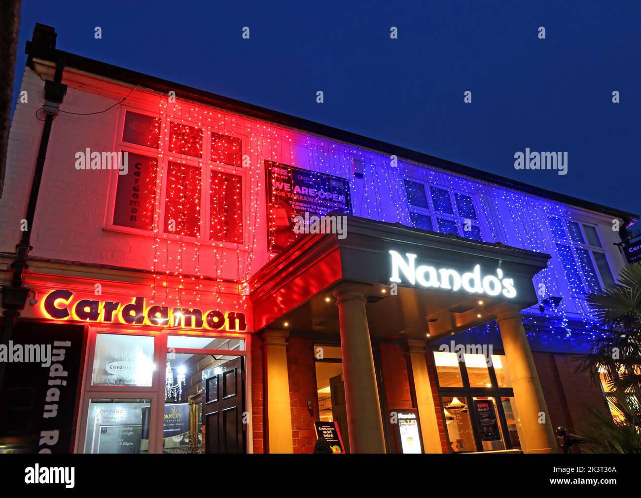 Restaurant Nandos & cardamon, London Rd, Stockton Heath, Warrington, Cheshire, Angleterre, Royaume-Uni, WA4 6LG au crépuscule Banque D'Images