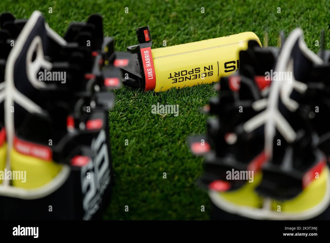 PONTYCLUN, PAYS DE GALLES - 19 SEPTEMBRE 2022 : SIS Science in Sport Drink Bottles lors d'une session d'entraînement au complexe vale devant la ligue A 2022 Natio Banque D'Images