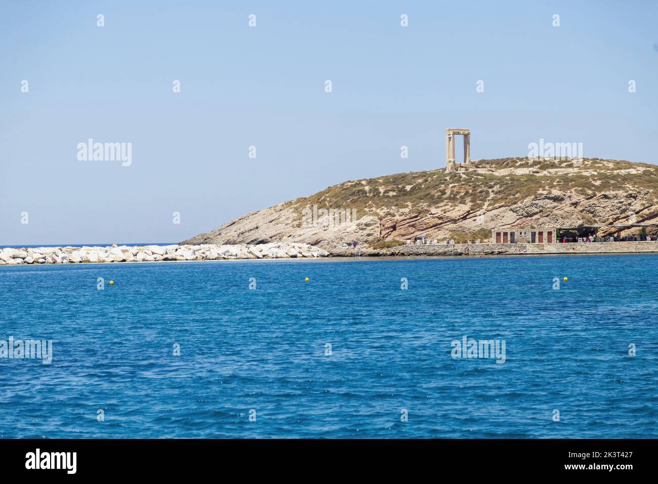 Île de Naxos, Temple sacré d'Apollon, Cyclades Grèce. Café en bord de mer de l'îlot de Palatia, brise-lames en pierre au port de Naxos. Banque D'Images