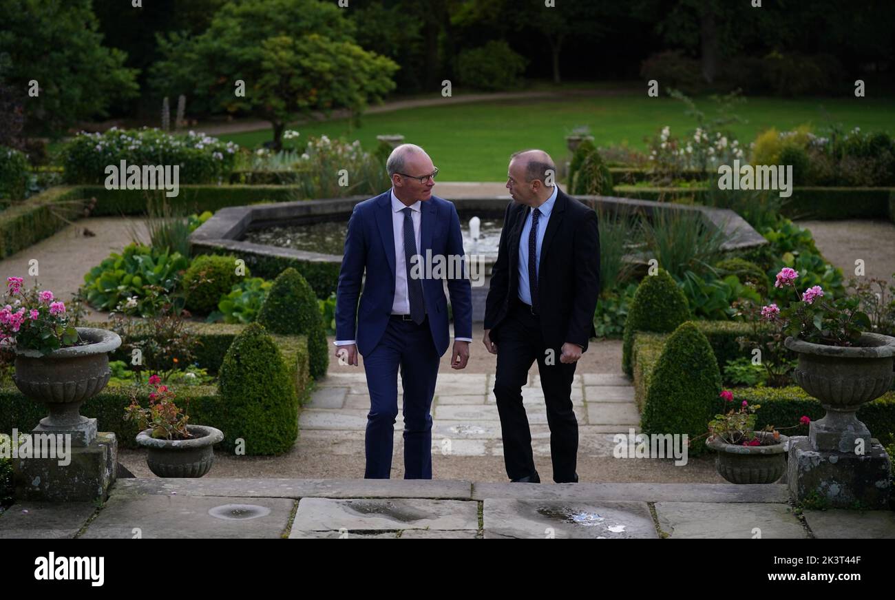 Le secrétaire d'Irlande du Nord, Chris Heaton-Harris, et le ministre irlandais des Affaires étrangères, Simon Coveney, au château de Hillsborough, Co down. Date de la photo: Mercredi 28 septembre 2022. Banque D'Images