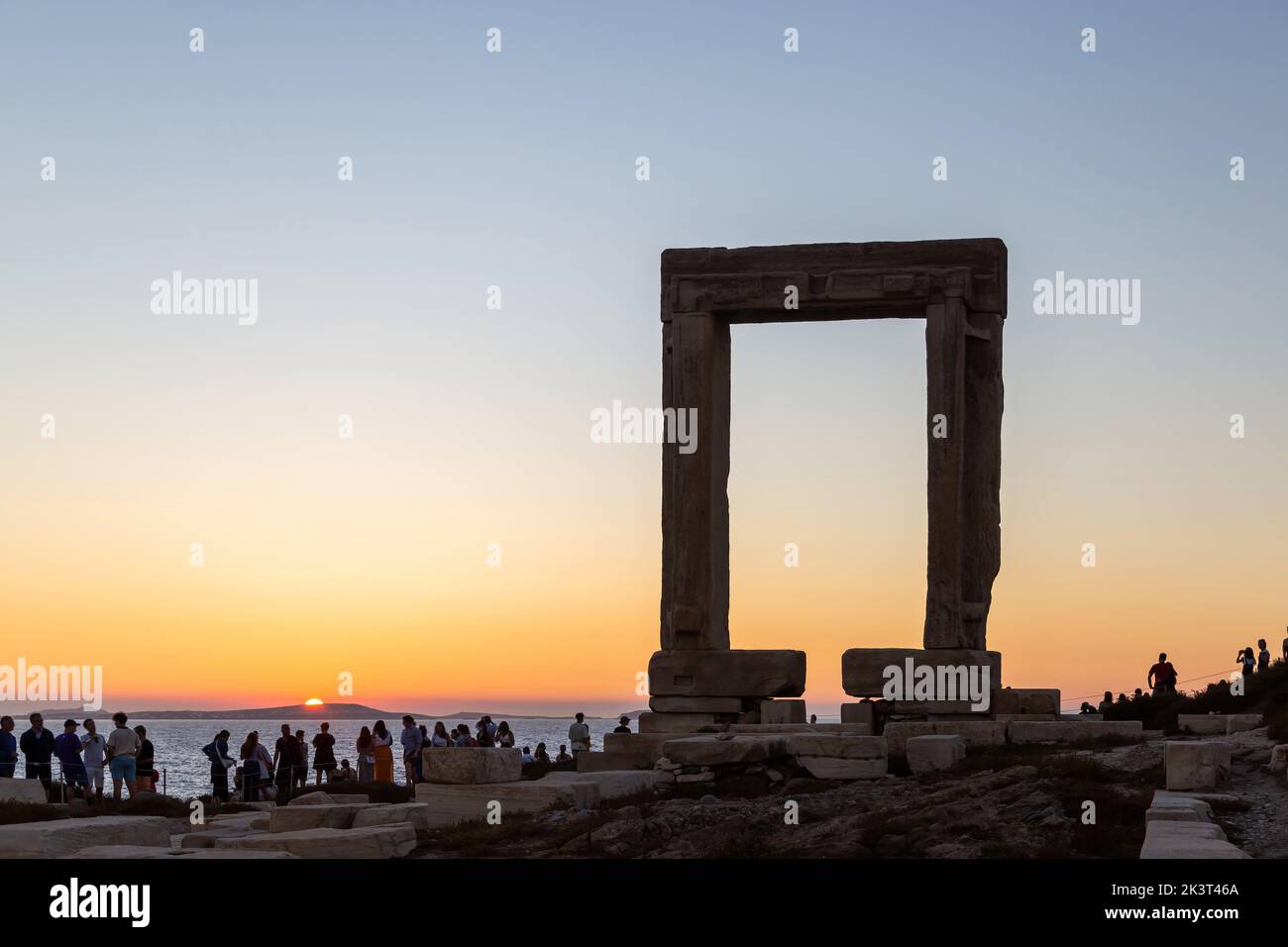 Île de Naxos, coucher de soleil sur Temple d'Apollon, Cyclades Grèce. La mythologie se repose et les gens apprécient le coucher de soleil de l'îlot de Palatia. Banque D'Images