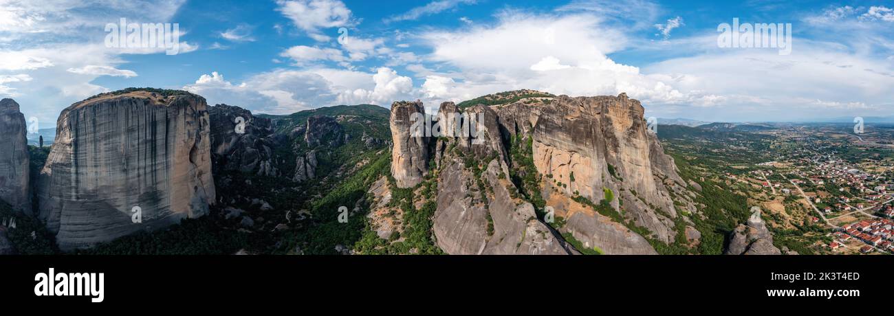 Meteora Grèce paysage panorama. Ciel bleu nuageux sur le village de Kalambaka. Monastères construits sur des rochers. Patrimoine de l'UNESCO, Europe Banque D'Images