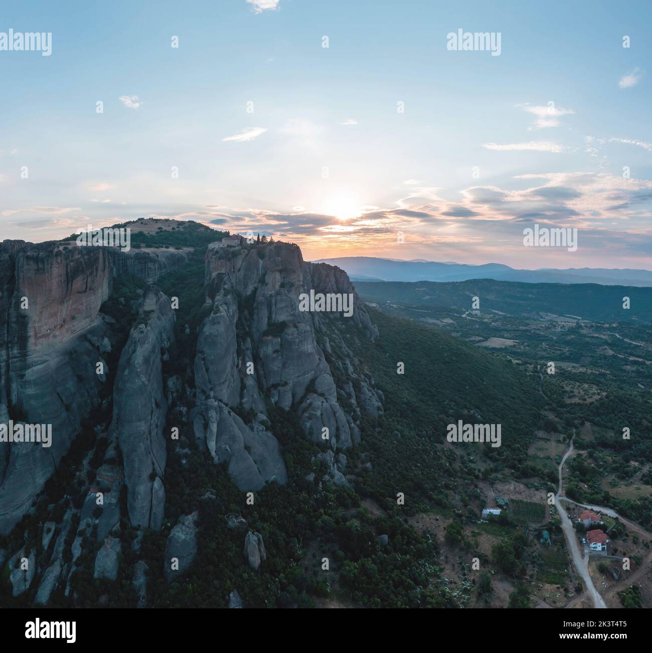Meteora Grèce Monastère de la Sainte Trinité au coucher du soleil. Ciel coloré avec des nuages au-dessus des bâtiments au-dessus des rochers. Destination de voyage en Europe Banque D'Images