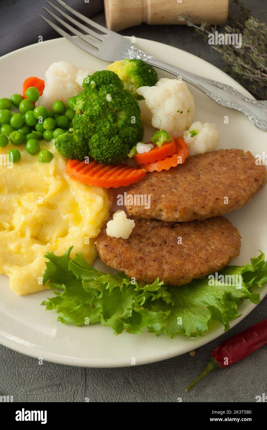 purée de pommes de terre savoureuse avec des côtelettes et légumes cuits à la vapeur avec du pain aux céréales. gros plan Banque D'Images