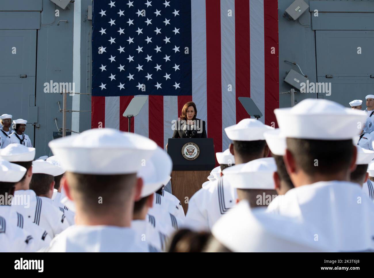 Yokosuka, Japon. 28 septembre 2022. Kamala Harris, vice-président des États-Unis, fait des remarques aux marins de la marine américaine à bord du destroyer à missiles guidés de classe Arleigh Burke USS Howard lors d'une visite aux activités de la flotte Yokosuka, 28 septembre 2022, à Yokosuka, au Japon. Banque D'Images