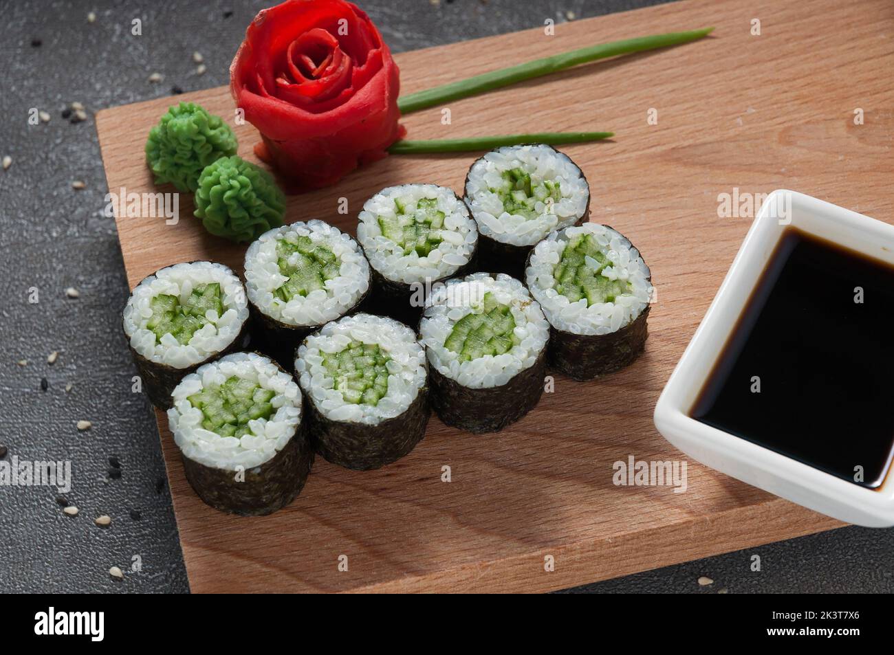 de savoureux petits pains au concombre, à l'algue nori et à la sauce soja Banque D'Images