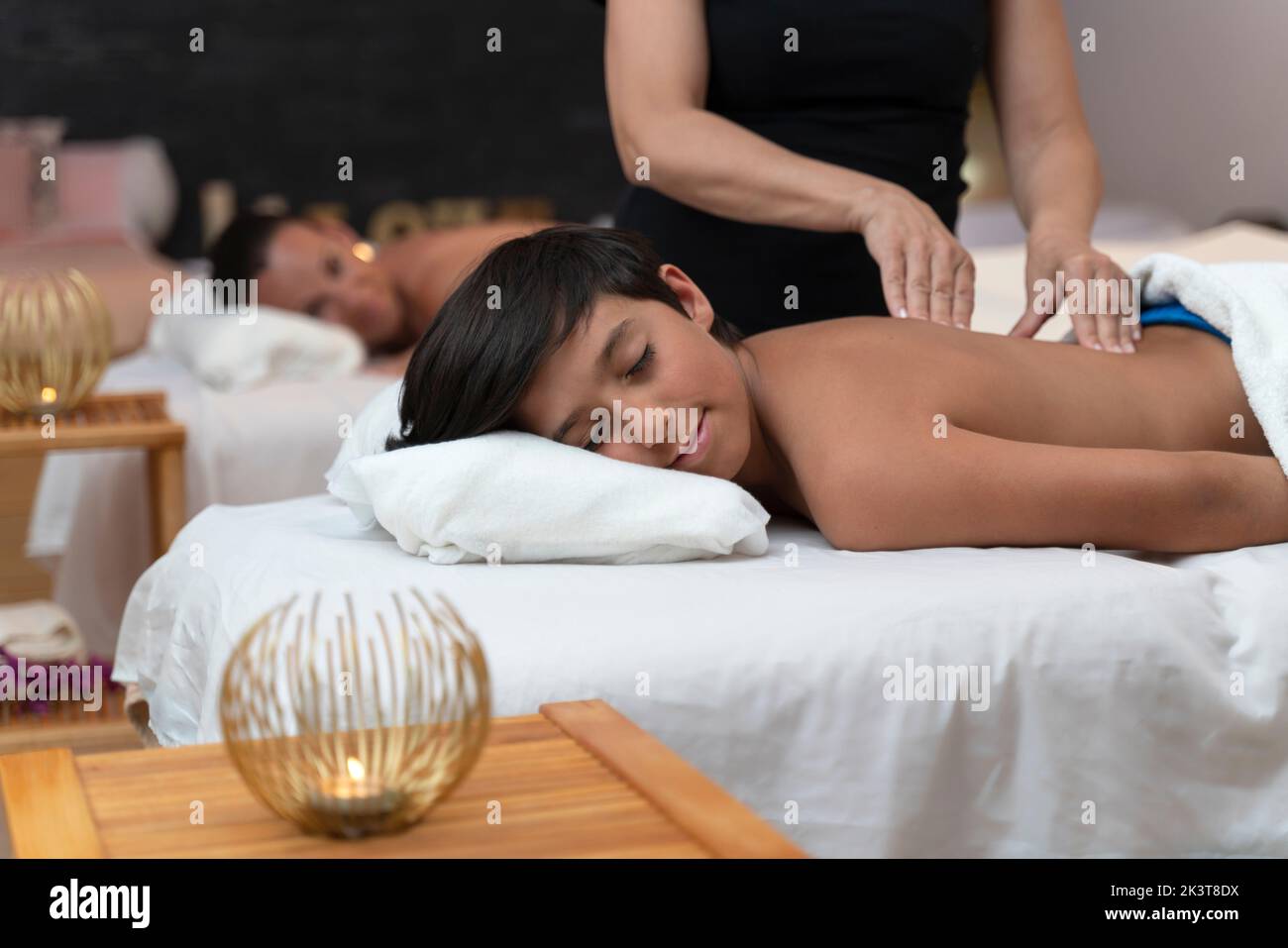 Enfant ayant un massage dans un spa avec sa mère Banque D'Images