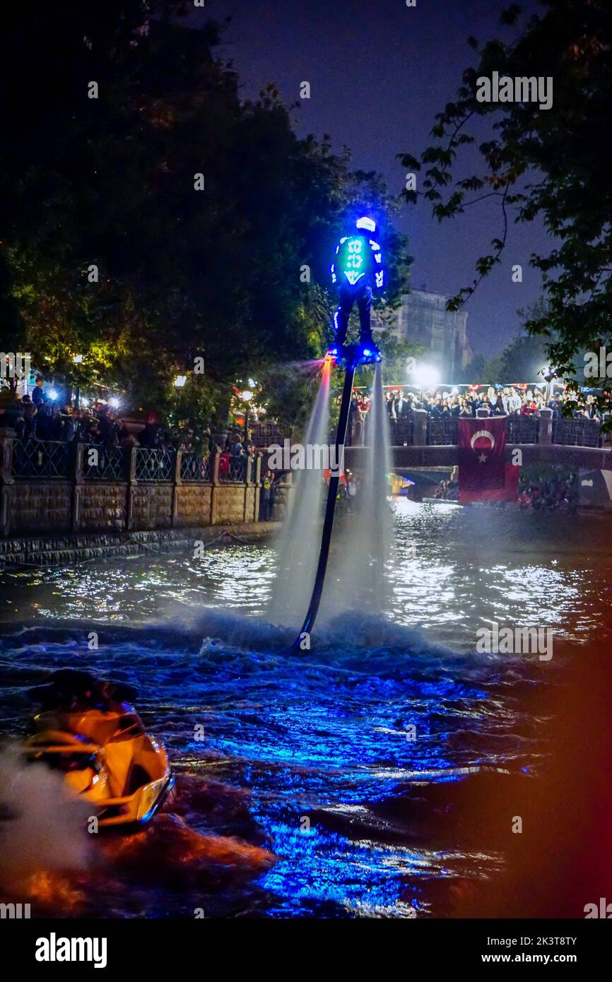 Un cliché vertical d'un jetpack alimenté par l'eau s'encascait dans la rivière à Eskisehir, en Turquie, la nuit Banque D'Images