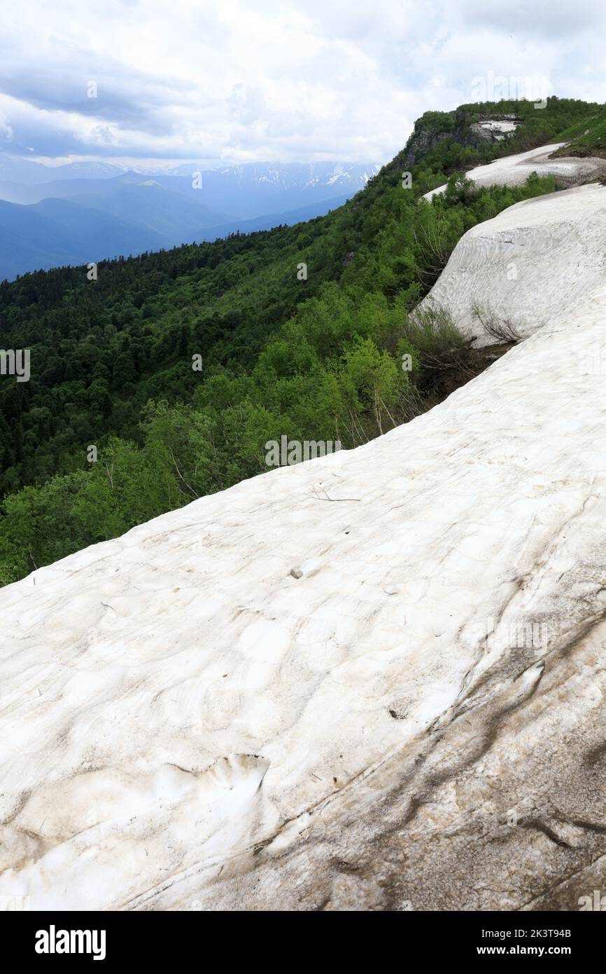 Vue sur le glacier sur la roche du plateau Lago-Naki en été, Adygea Banque D'Images