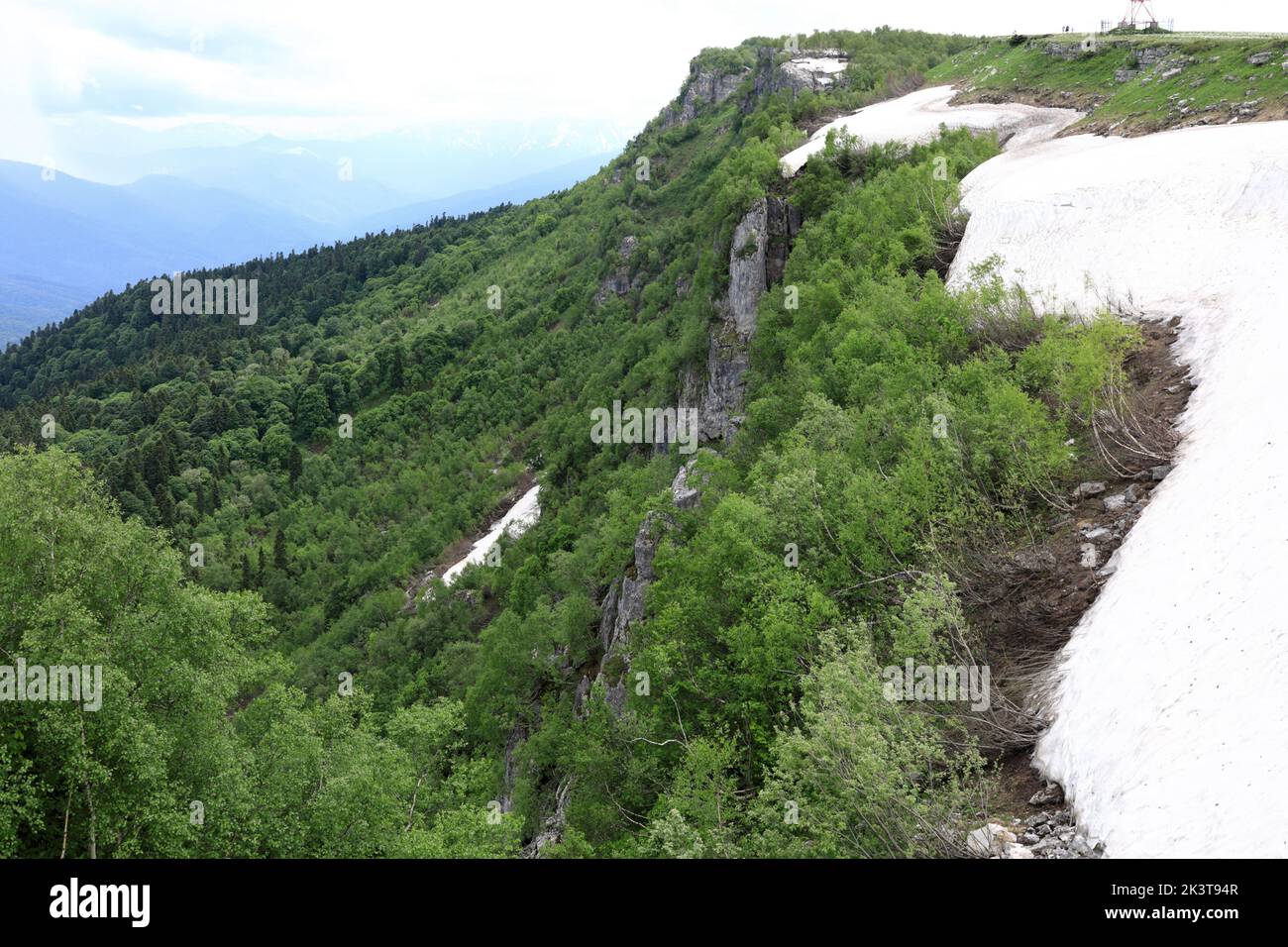 Vue sur le rocher du plateau Lago-Naki en été, à Adygea Banque D'Images