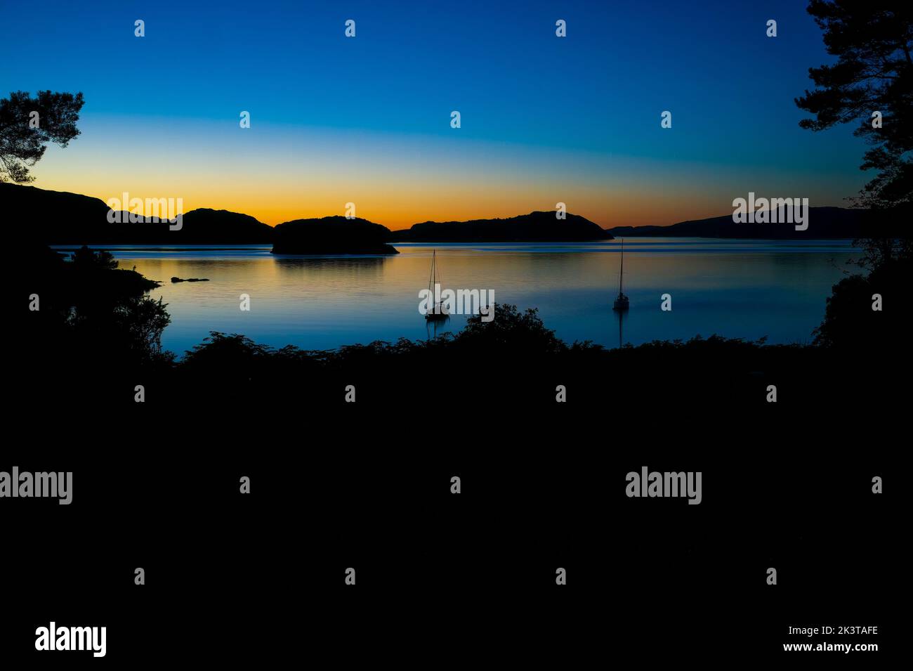 Voiliers au coucher du soleil sur le Haut Loch torrid, Écosse Banque D'Images