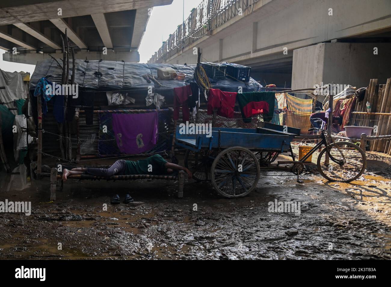 New Delhi, Delhi, Inde. 28th septembre 2022. Un homme repose sur les rives inondées de la rivière Yamuna à New Delhi. Les berges de la rivière Yamuna ont été inondées en raison de fortes pluies à New Delhi. (Image de crédit : © Kabir Jhangiani/ZUMA Press Wire) Banque D'Images