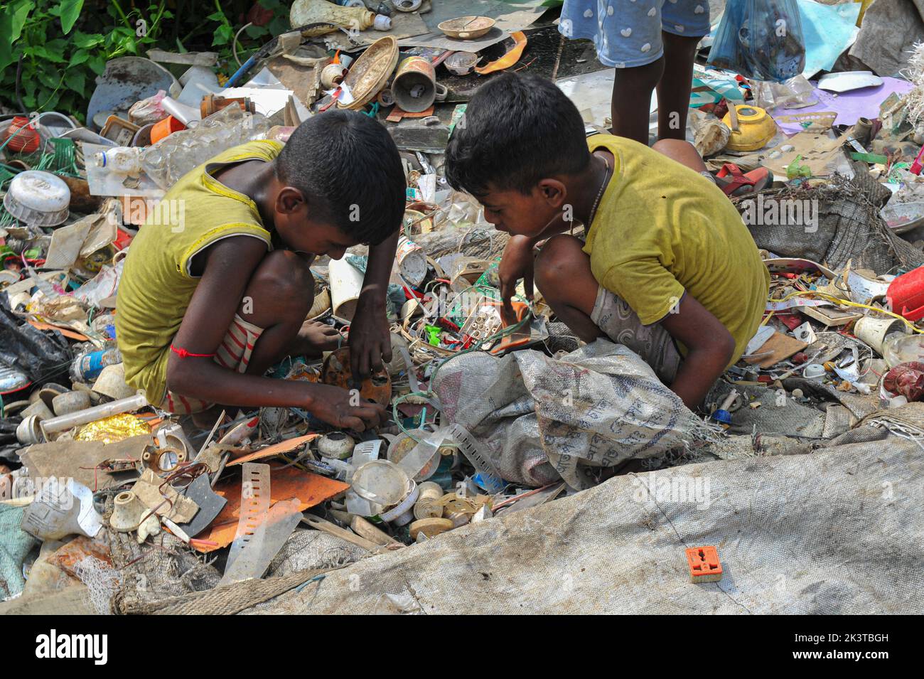 27 septembre 2022, Sylhet, Bangladesh : les cueilleurs collectent les déchets qui peuvent être réutilisés dans les décharges municipales, ces collecteurs mettent leur santé en danger en ne prenant pas les précautions appropriées pour ramasser les déchets. On 27 septembre 2022 à Sylhet, Bangladesh. (Photo de MD Rafayat Haque Khan / Eyepix Group/Sipa USA) Banque D'Images