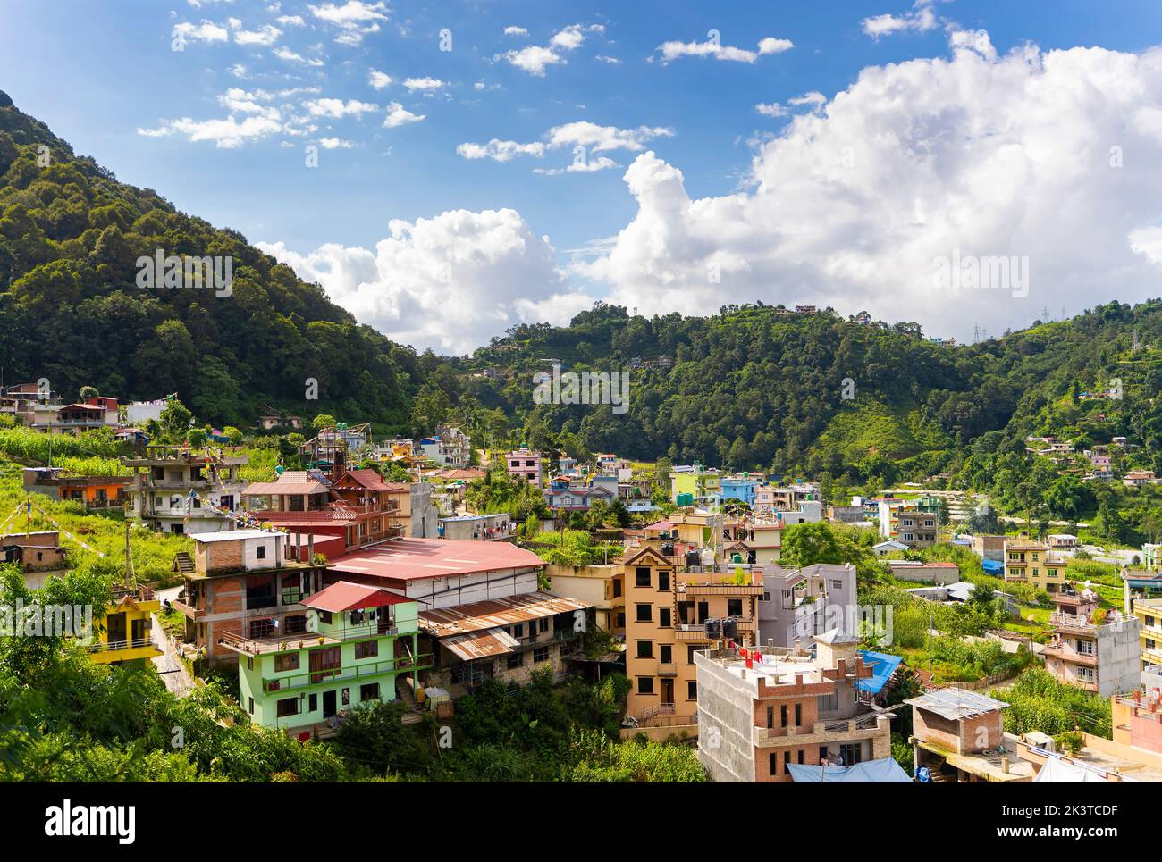 Vue sur les bâtiments colorés entourés de montagnes verdoyantes, Katmandou, Népal. Banque D'Images