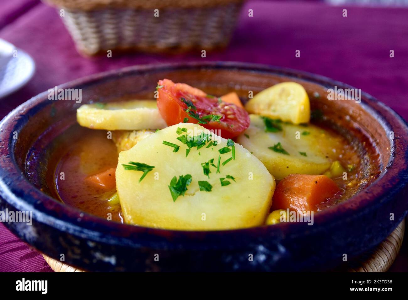 Plat en céramique avec cuisine traditionnelle Morrocan chaude, tajin Banque D'Images