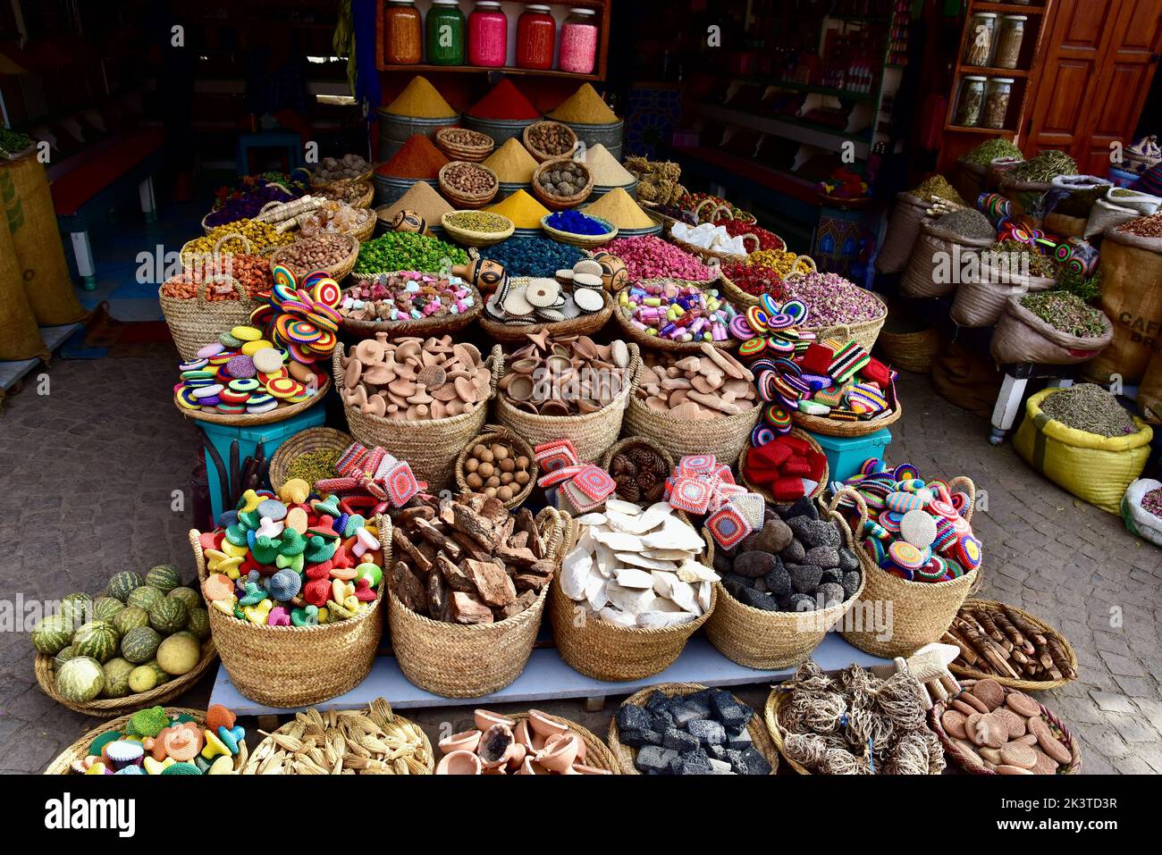 Divers objets artisanaux exposés dans le souk de Marrakech (marché de rue) Banque D'Images