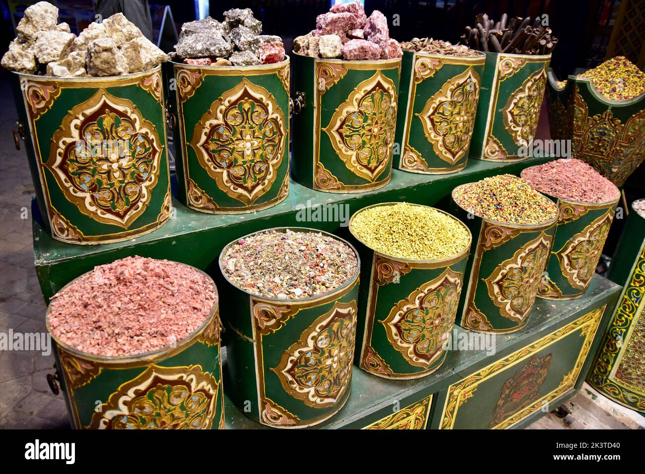 Épices vives exposées dans le souk de Marrakech (marché) Banque D'Images