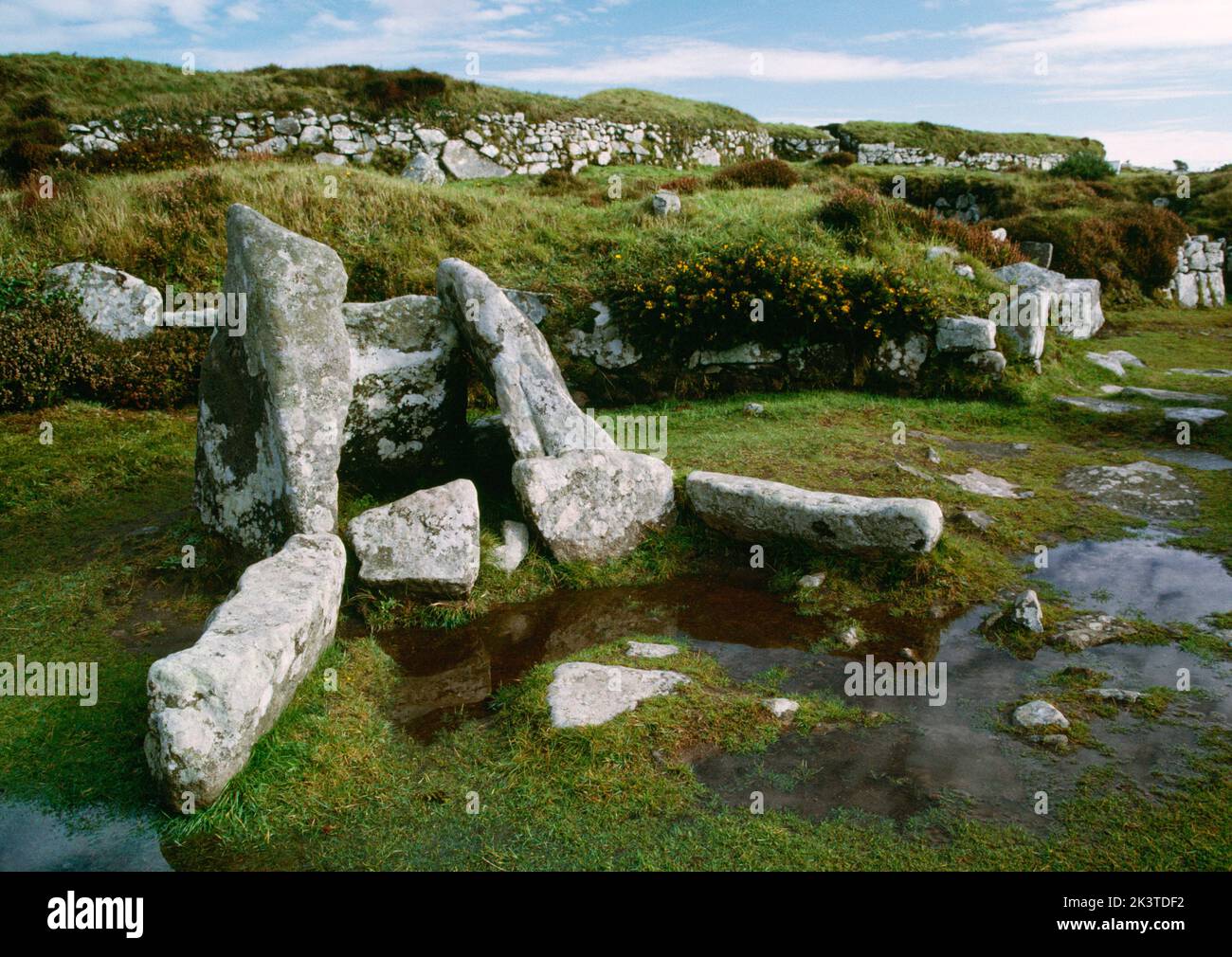 Fin C19th plate-forme de discours du prédicateur méthodiste pour des réunions en plein air construites parmi les maisons britanniques romano à Chynauster, Penwith, Cornwall. Banque D'Images