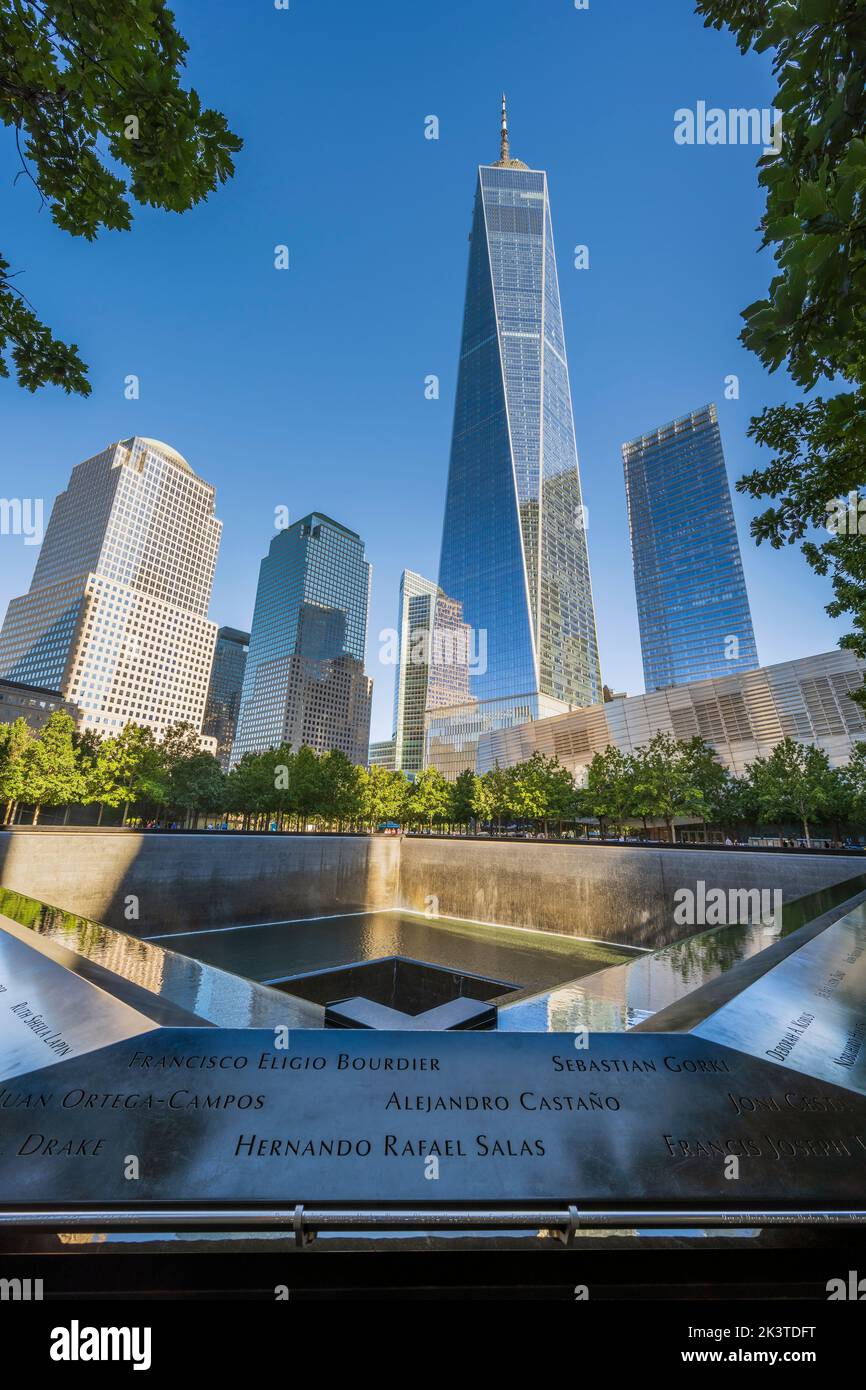 Piscine du mémorial national du 11 septembre et musée avec un World Trade Center derrière, Manhattan, New York, États-Unis Banque D'Images
