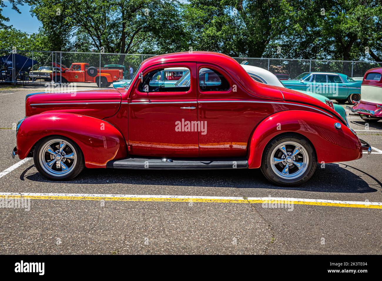 Falcon Heights, MN - 18 juin 2022 : vue latérale haute perspective d'un coupé Ford Deluxe Flathead V8 1940 lors d'un salon de voiture local. Banque D'Images