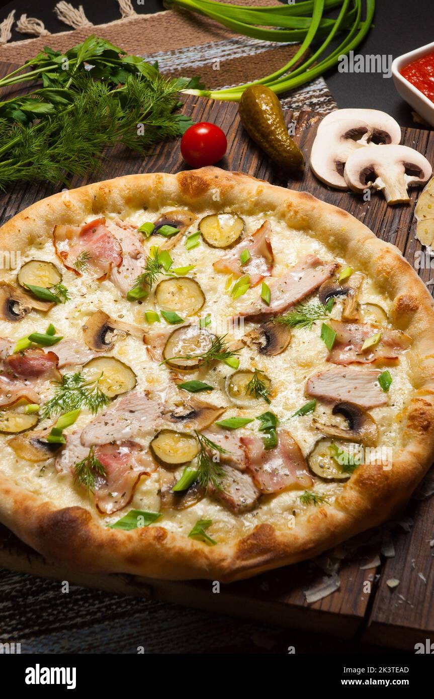 pâte épaisse pizza savoureuse avec poulet, bacon, champignons et cornichons  Photo Stock - Alamy