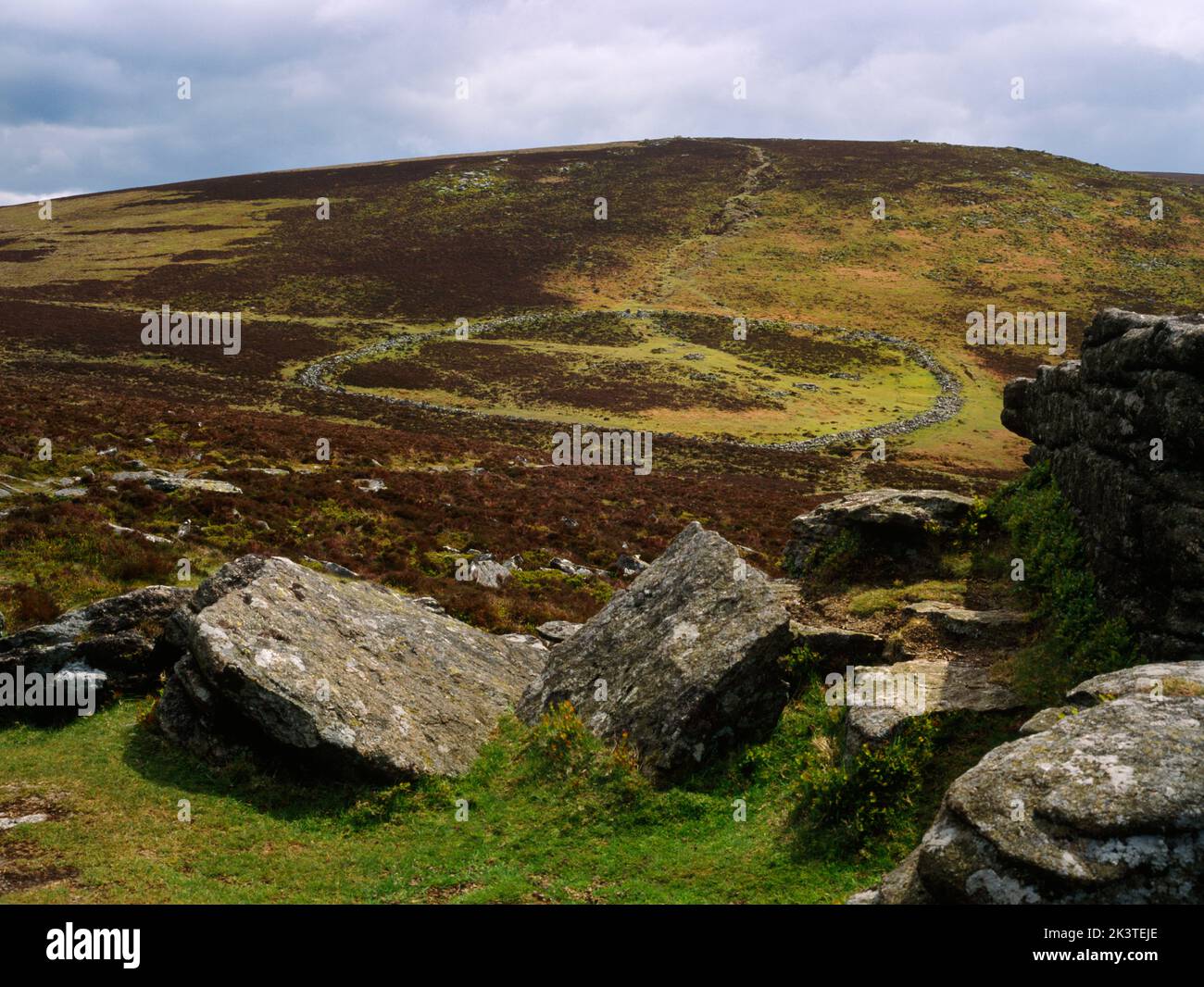 Grimspround Bronze Age Settlement vu des rochers de Hookney Tor, Dartmoor, Devon. Banque D'Images