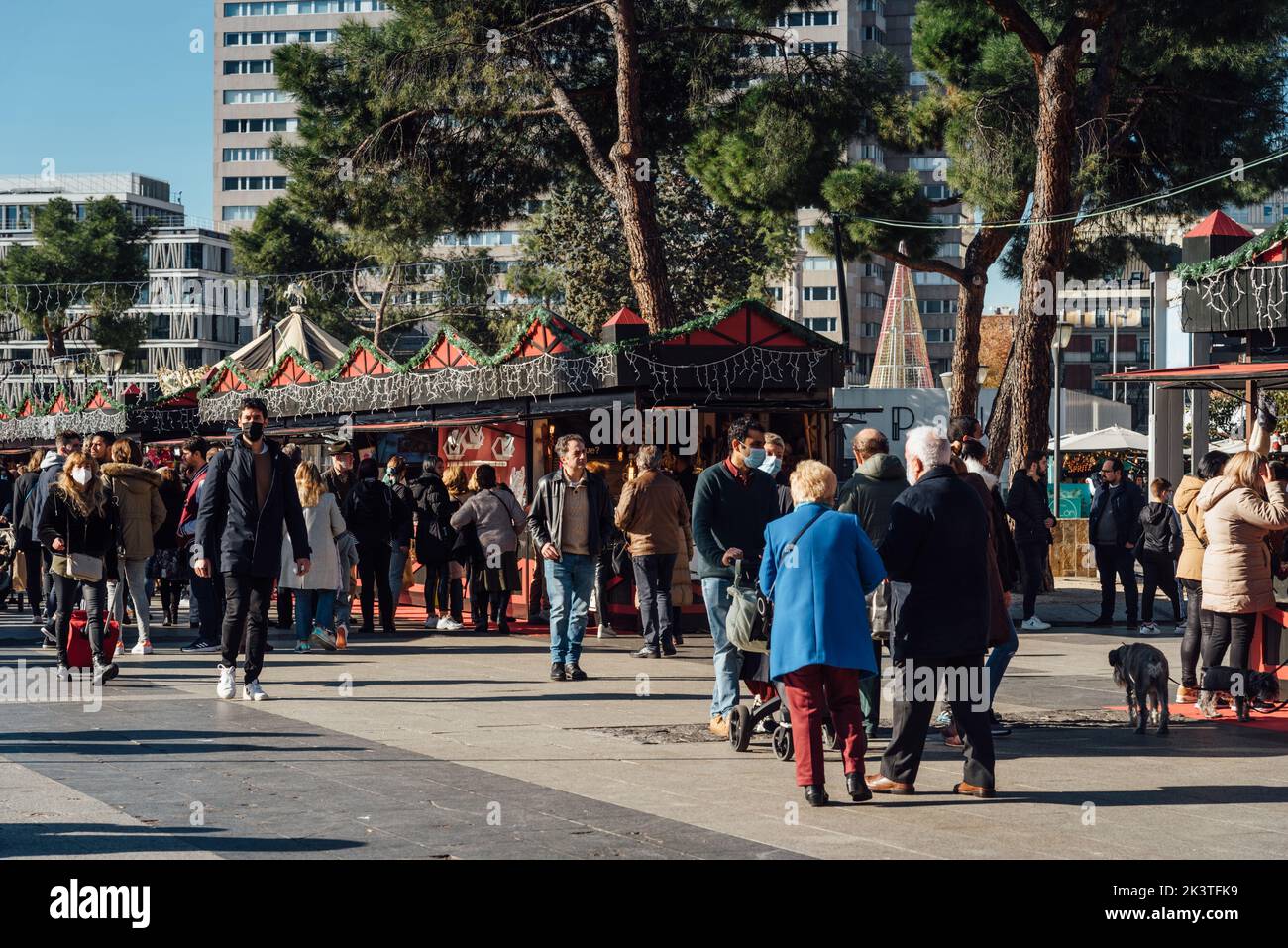 Madrid, Espagne - 12 décembre 2021: Les gens au marché des arts et de l'artisanat sur la Plaza de Colon dans le centre de Madrid. Les gens magasinent dans les stands Banque D'Images